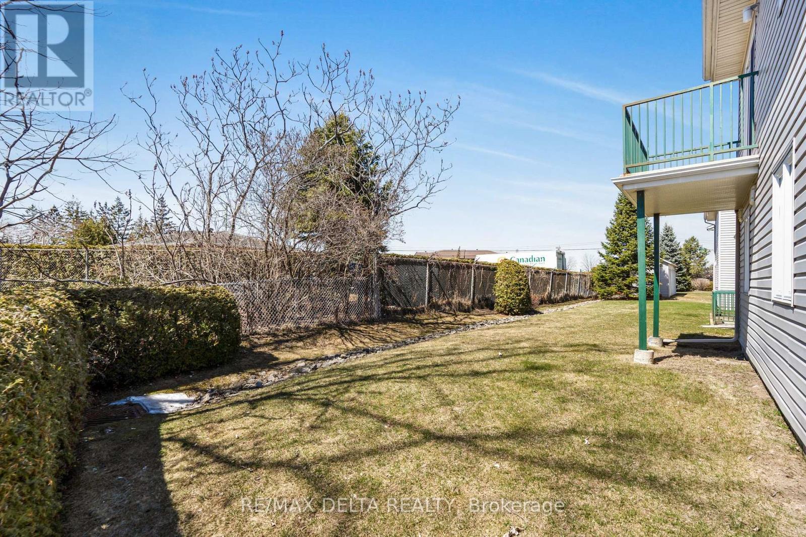 #208 2927 LAURIER STREET - 23