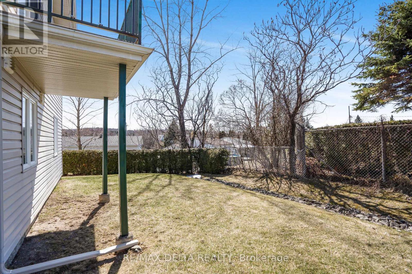 #208 2927 LAURIER STREET - 24