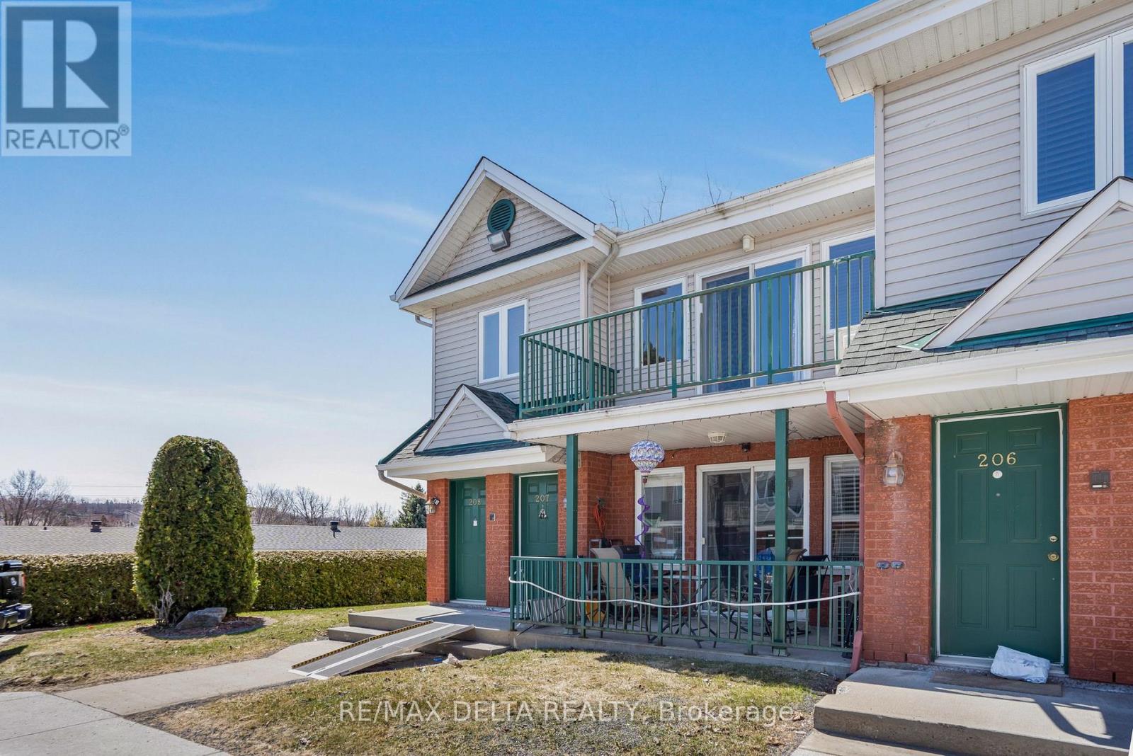 #208 2927 LAURIER STREET - 3