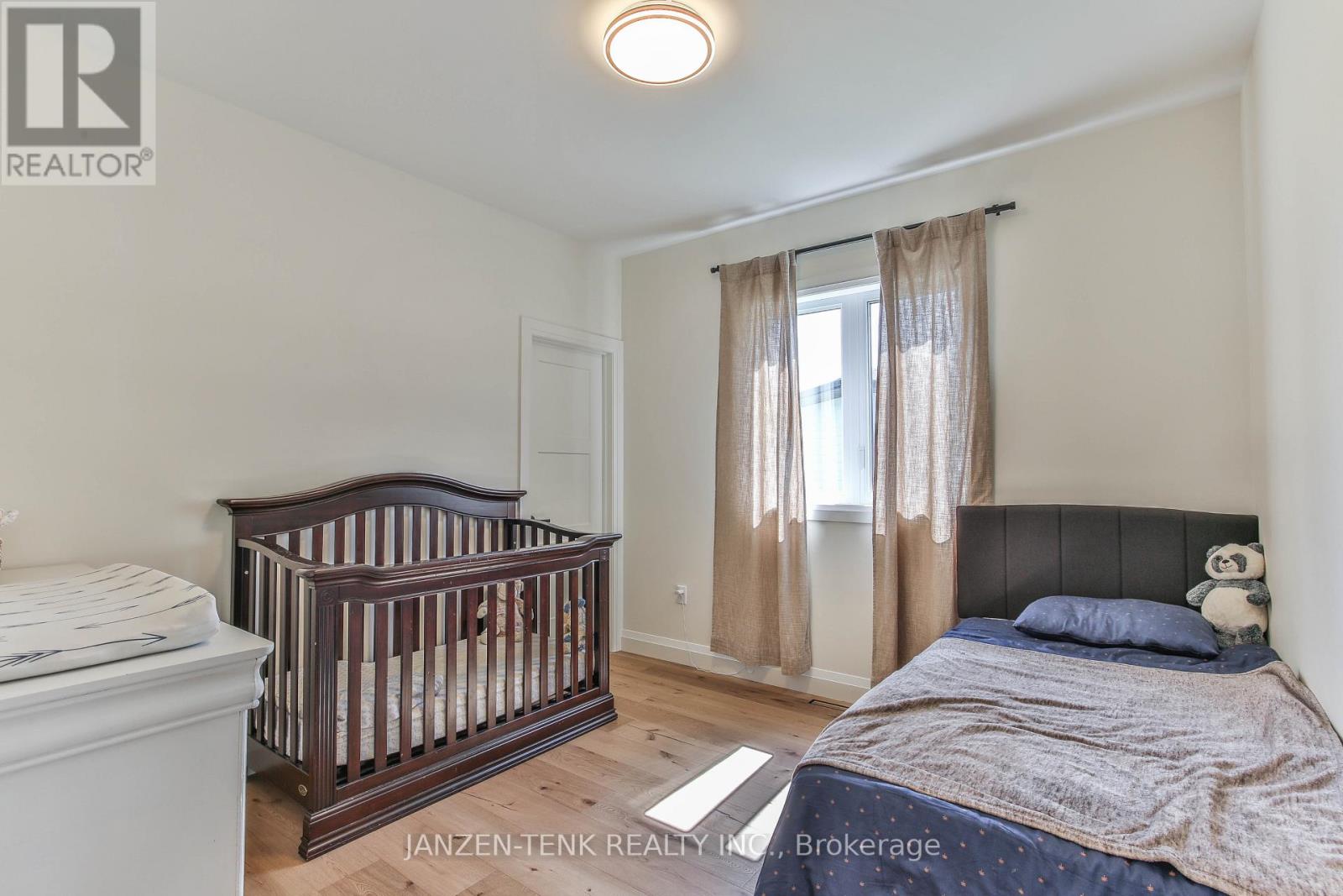 11 CHARLES COURT - 25