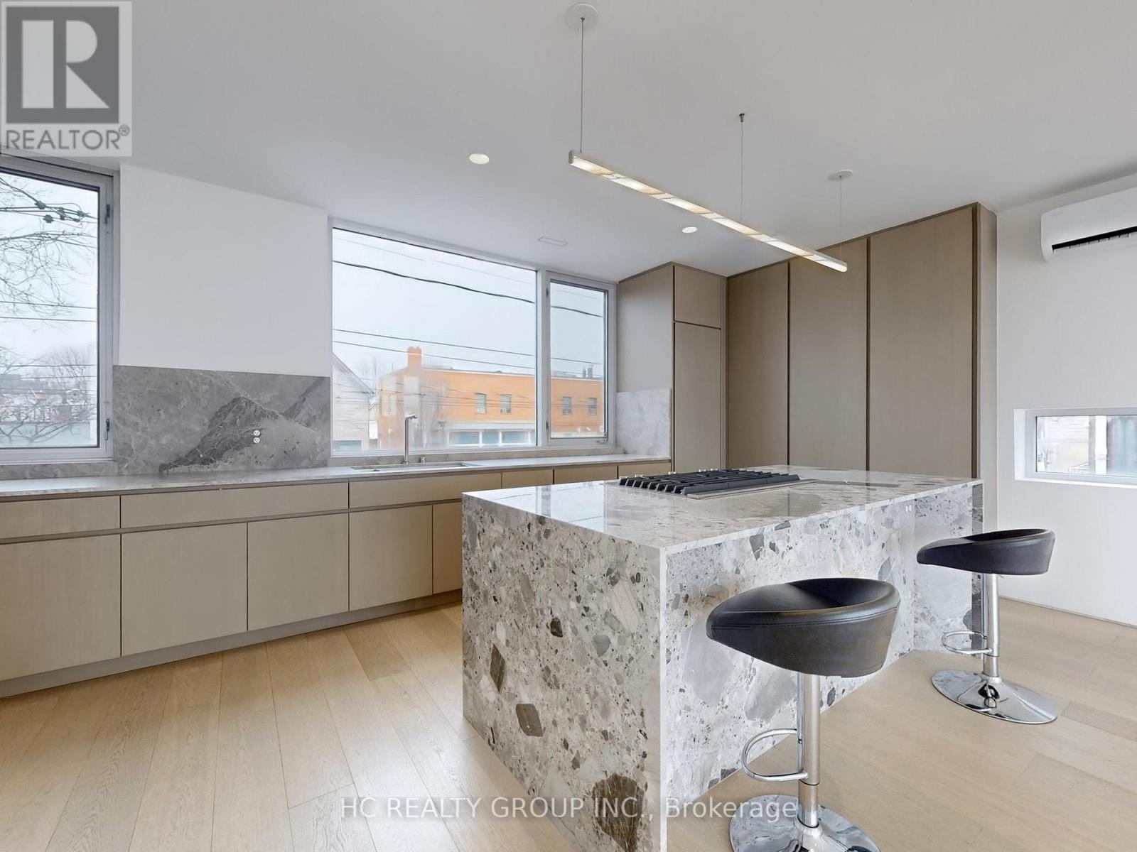 Listing photo of UPPER - 899 DUNDAS STREET W