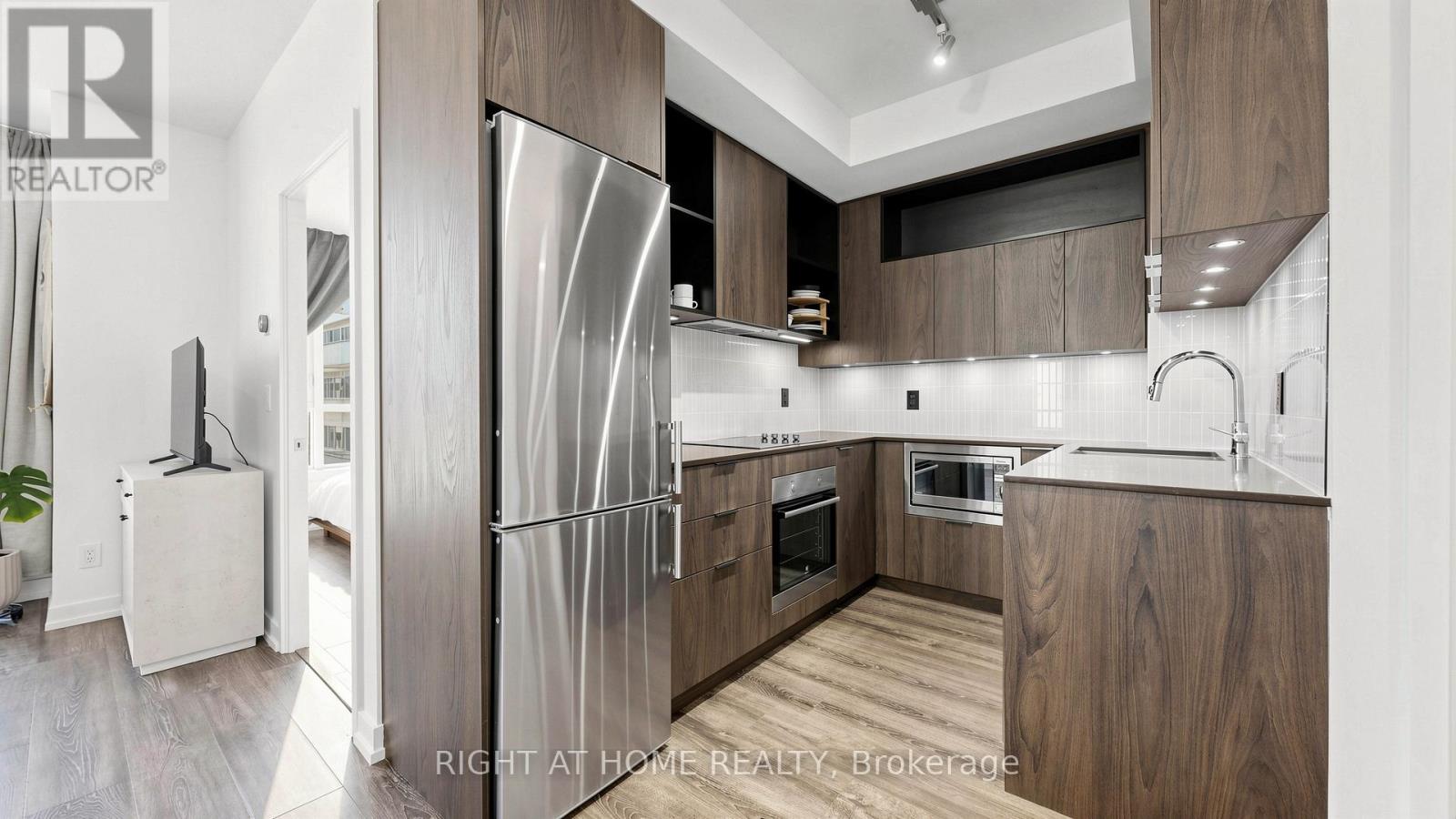 #714 200 SACKVILLE STREET - 9