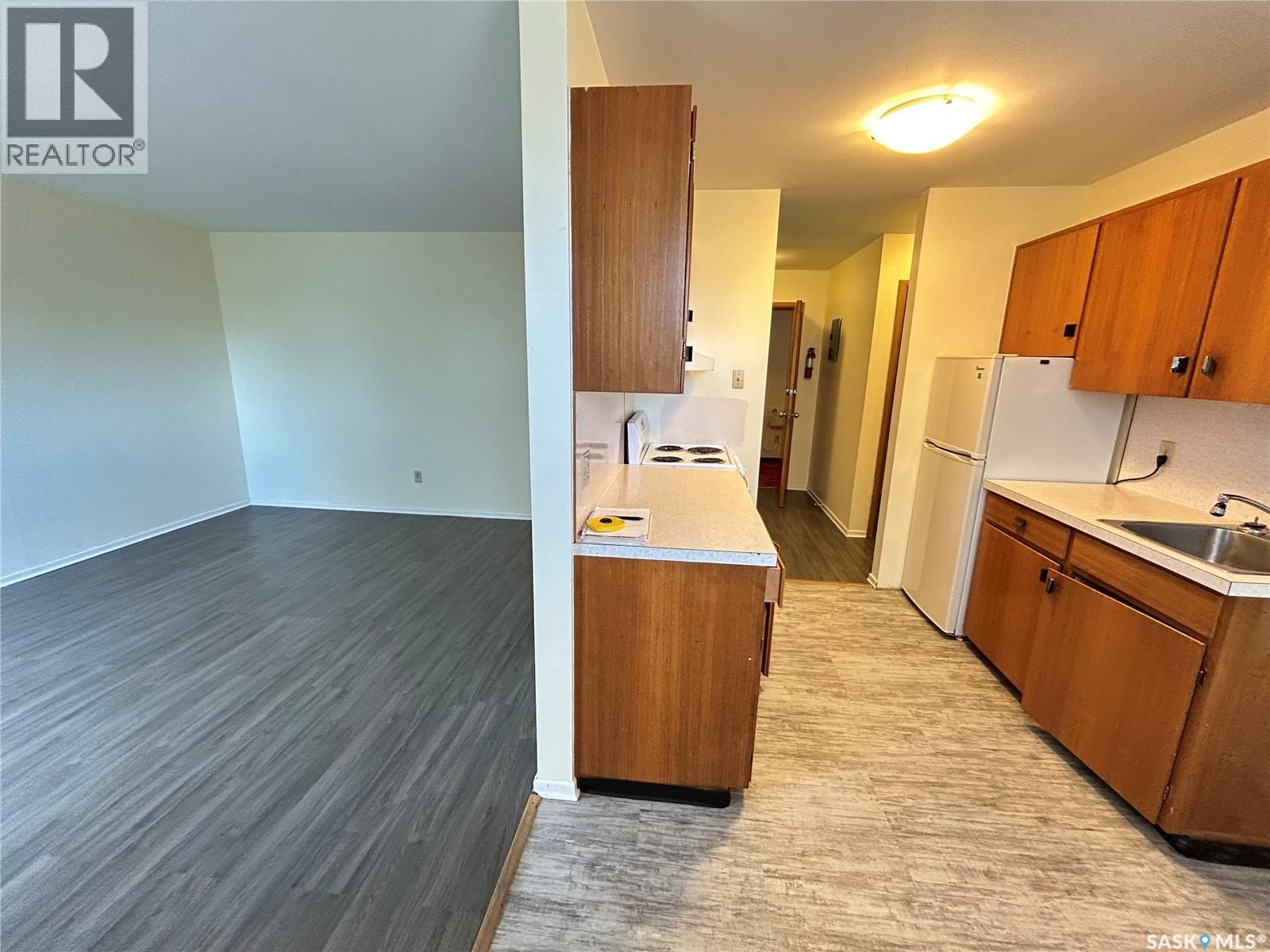 15 4th AVENUE - 12
