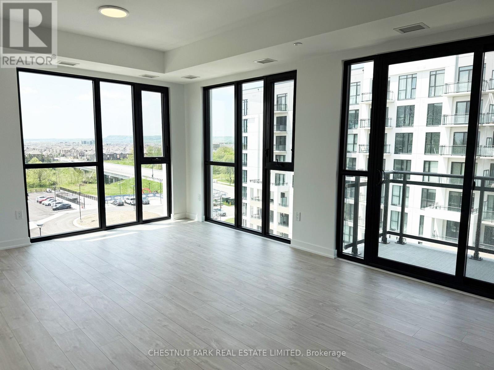 Living & dining area features NW exposure