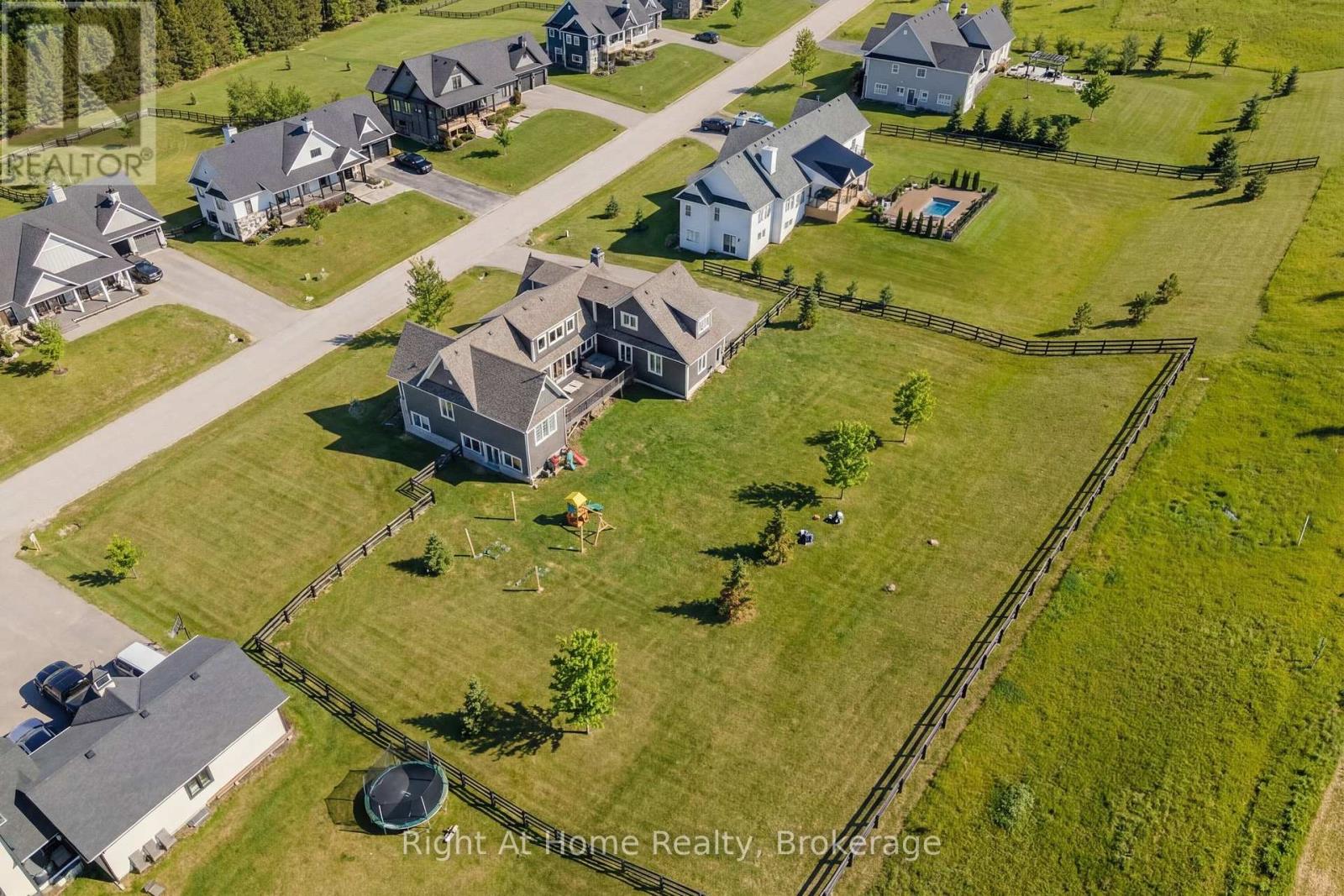 16 GELDERLAND CRESCENT - 42