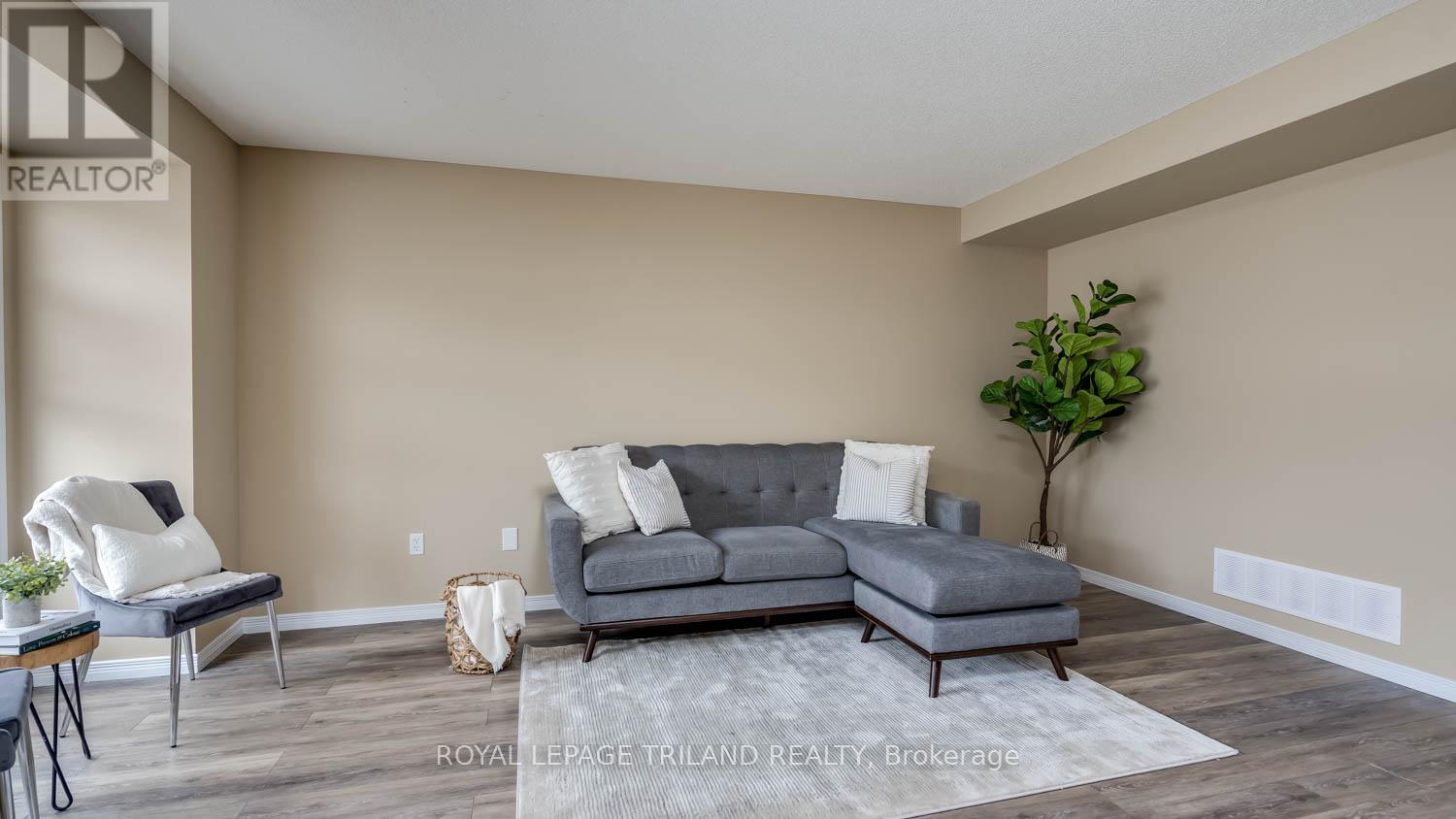 #17 1600 MICKLEBOROUGH DRIVE - 4