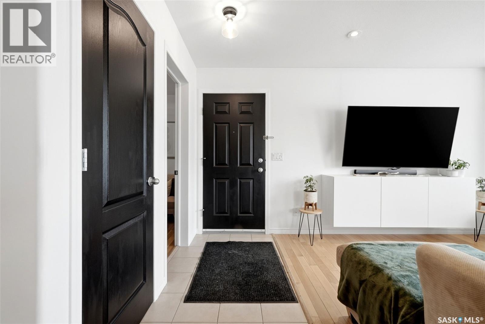#4042 Buckingham DRIVE - Image 2