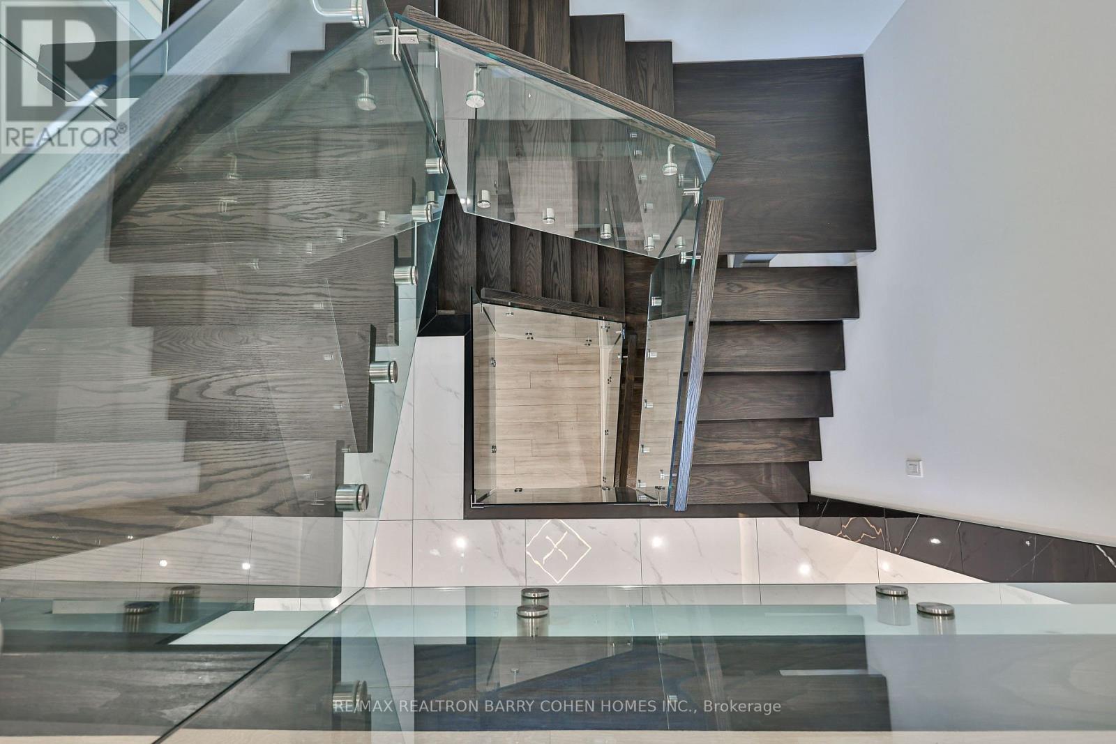 2 HEMFORD CRESCENT - 24