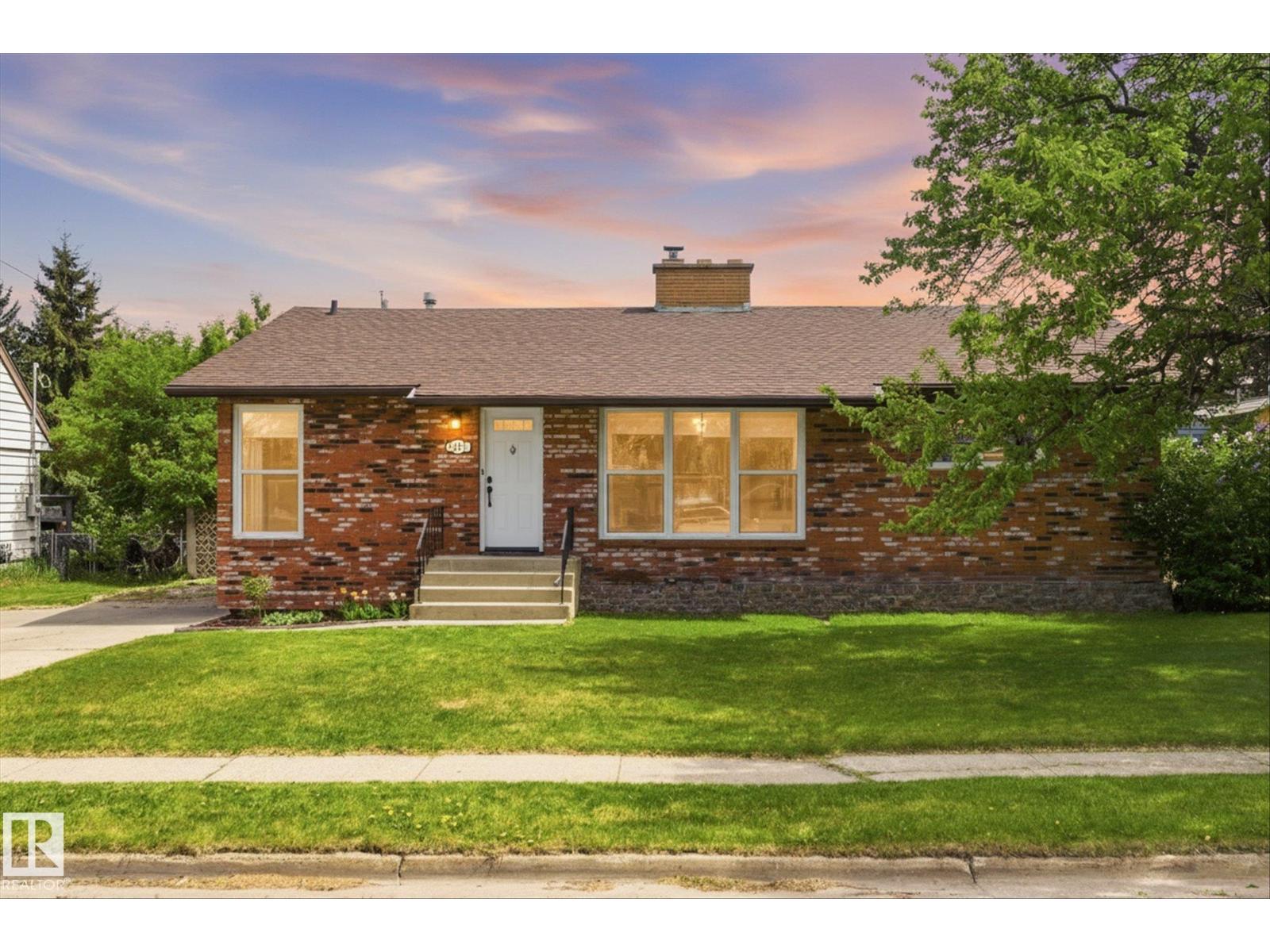 5411 49 ST - 1