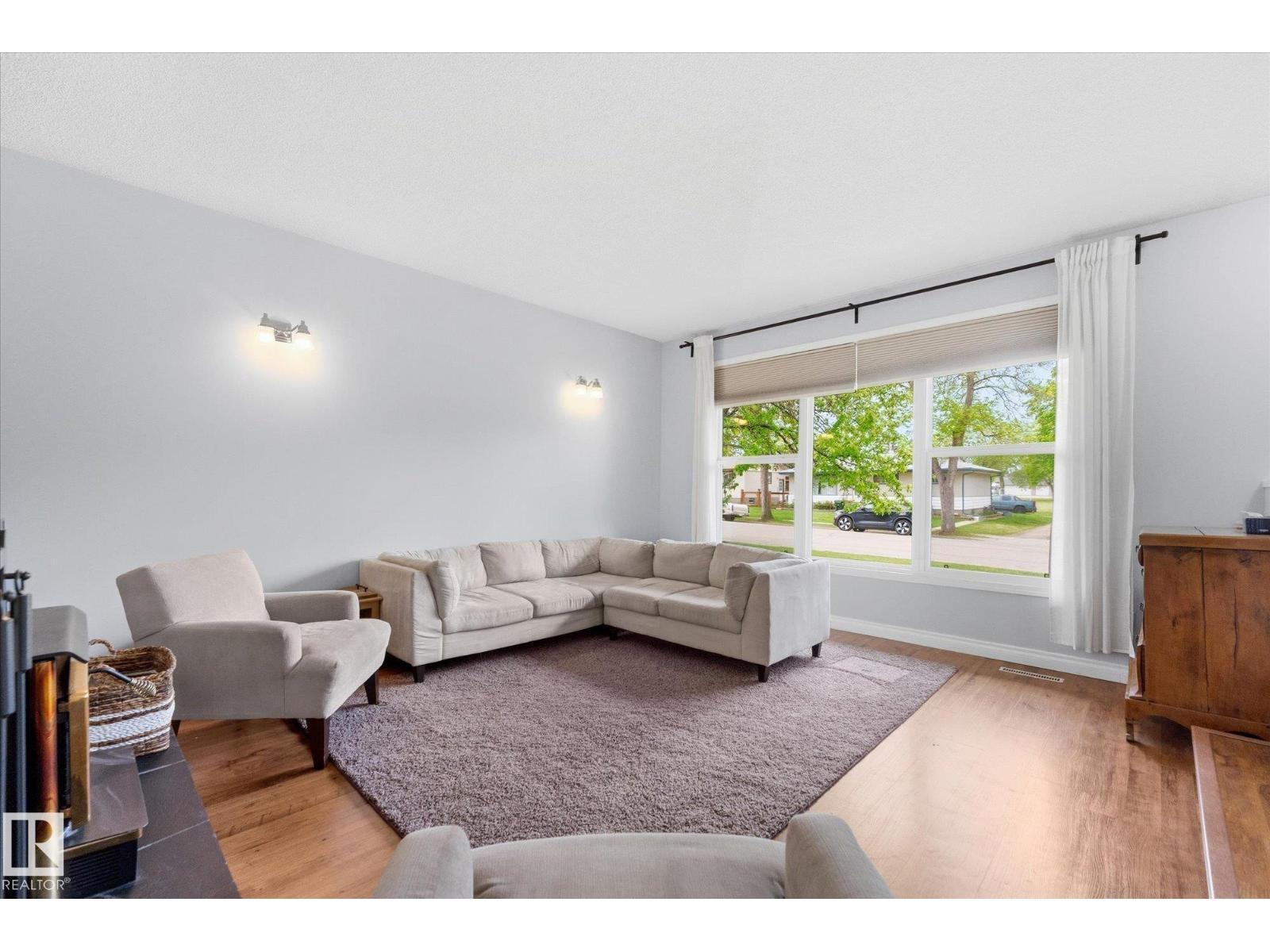 5411 49 ST - 16