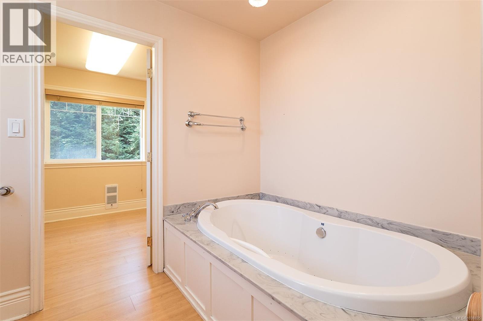 756 Newbury St - 35