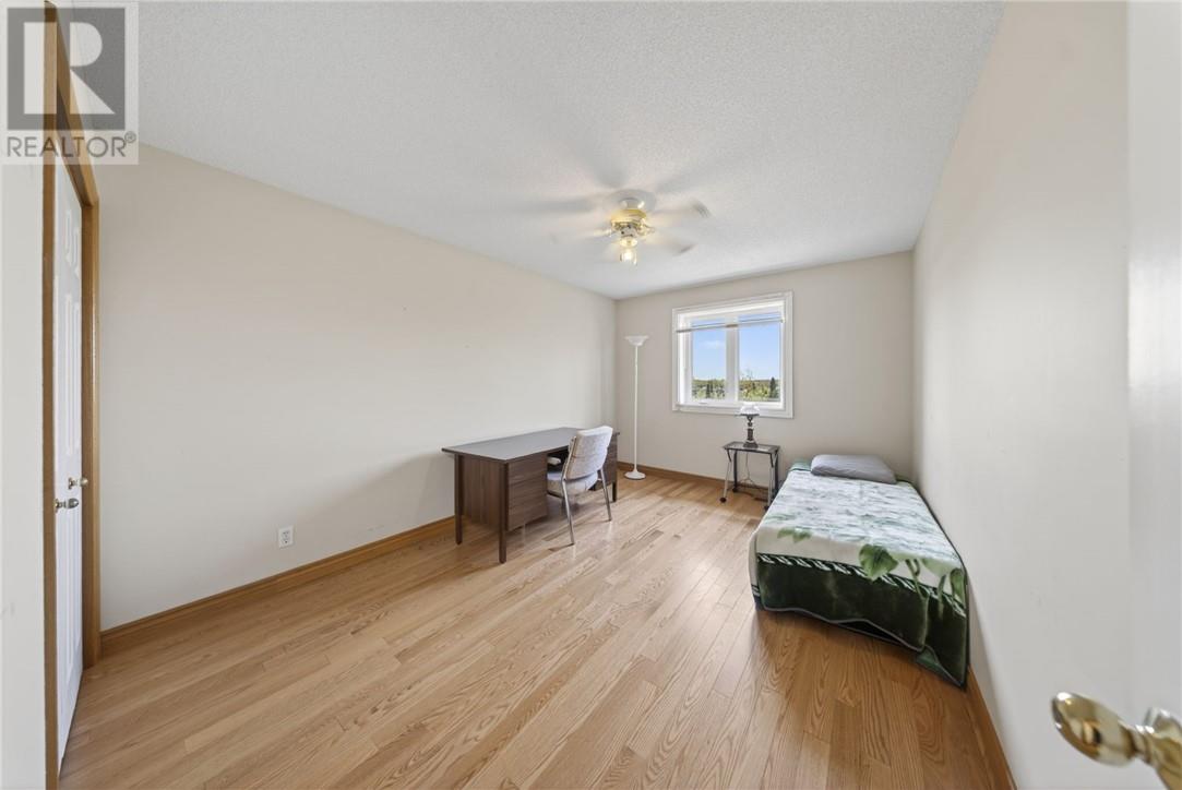 402 Maki Avenue - 33