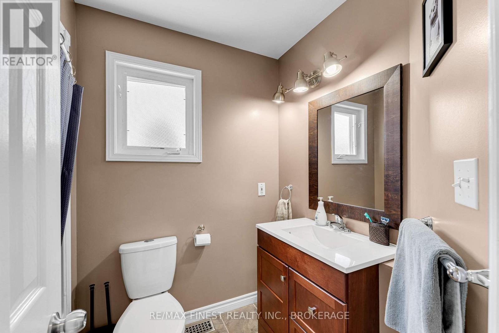 570 FREEMAN CRESCENT - 18