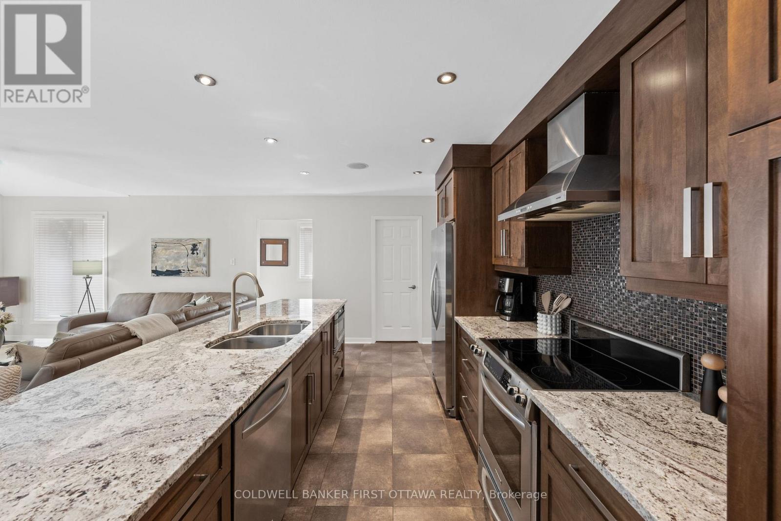 30 CASTLETHORPE CRESCENT - 12
