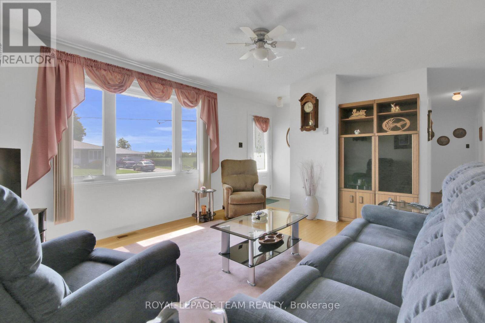 929 MUNRO DRIVE - 12