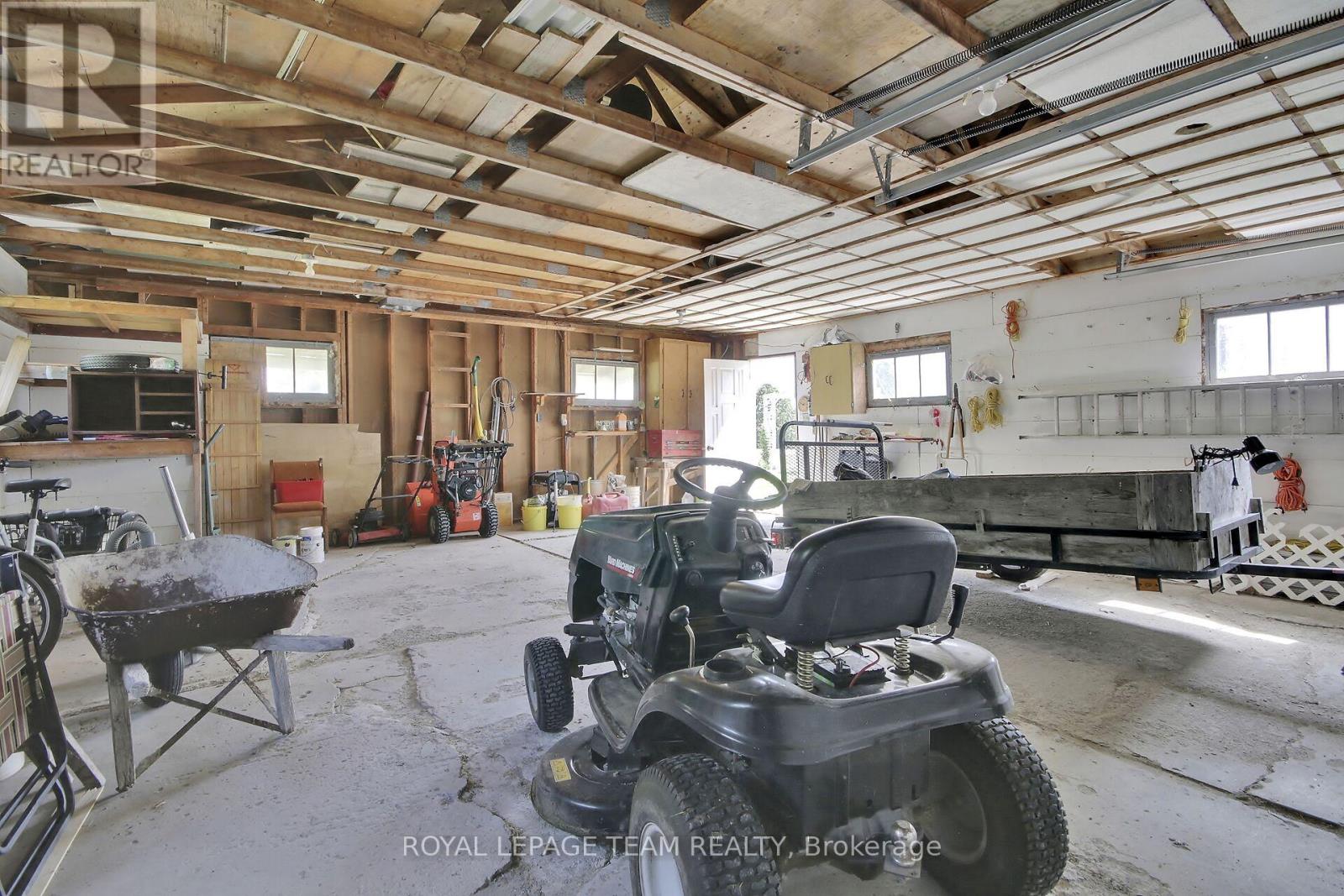 929 MUNRO DRIVE - 39
