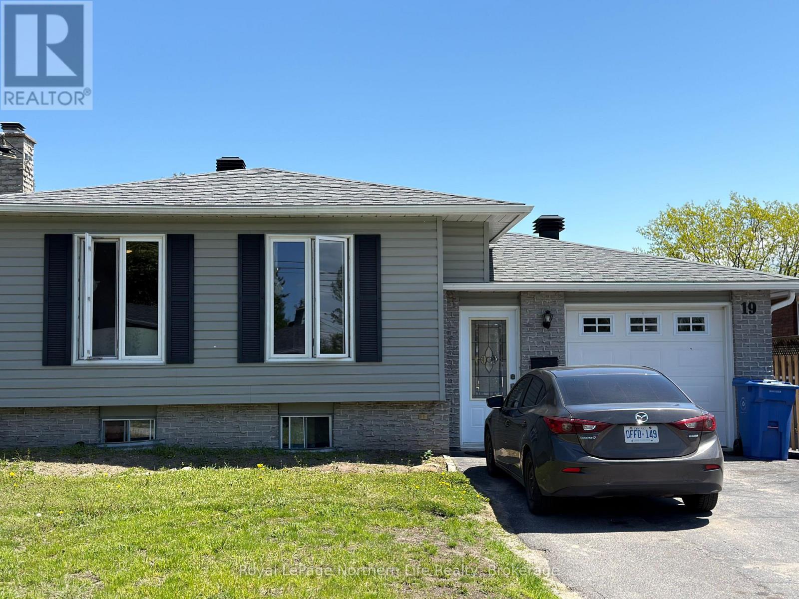 19 BELLEVIEW CRESCENT - 1