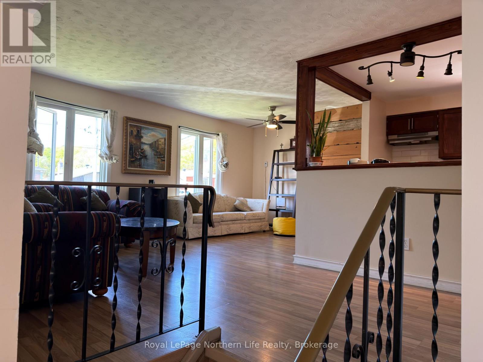 19 BELLEVIEW CRESCENT - 11