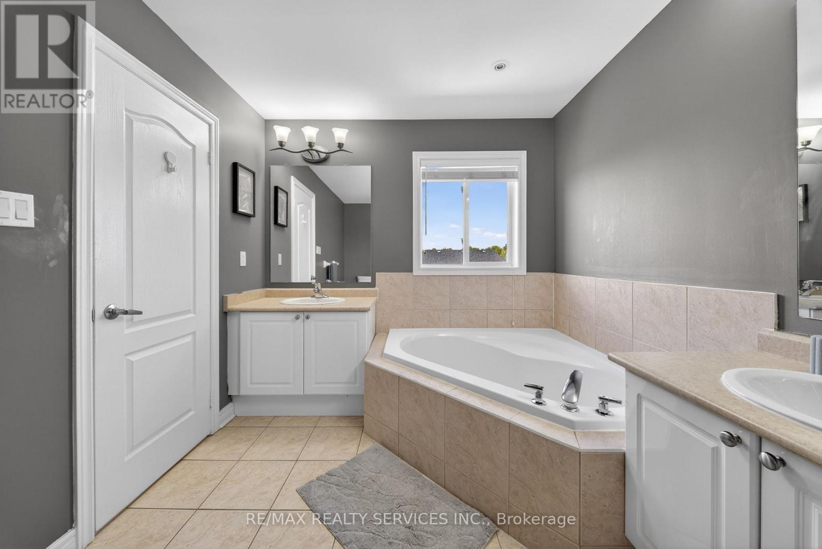 98 SAFFRON CRESCENT - 26