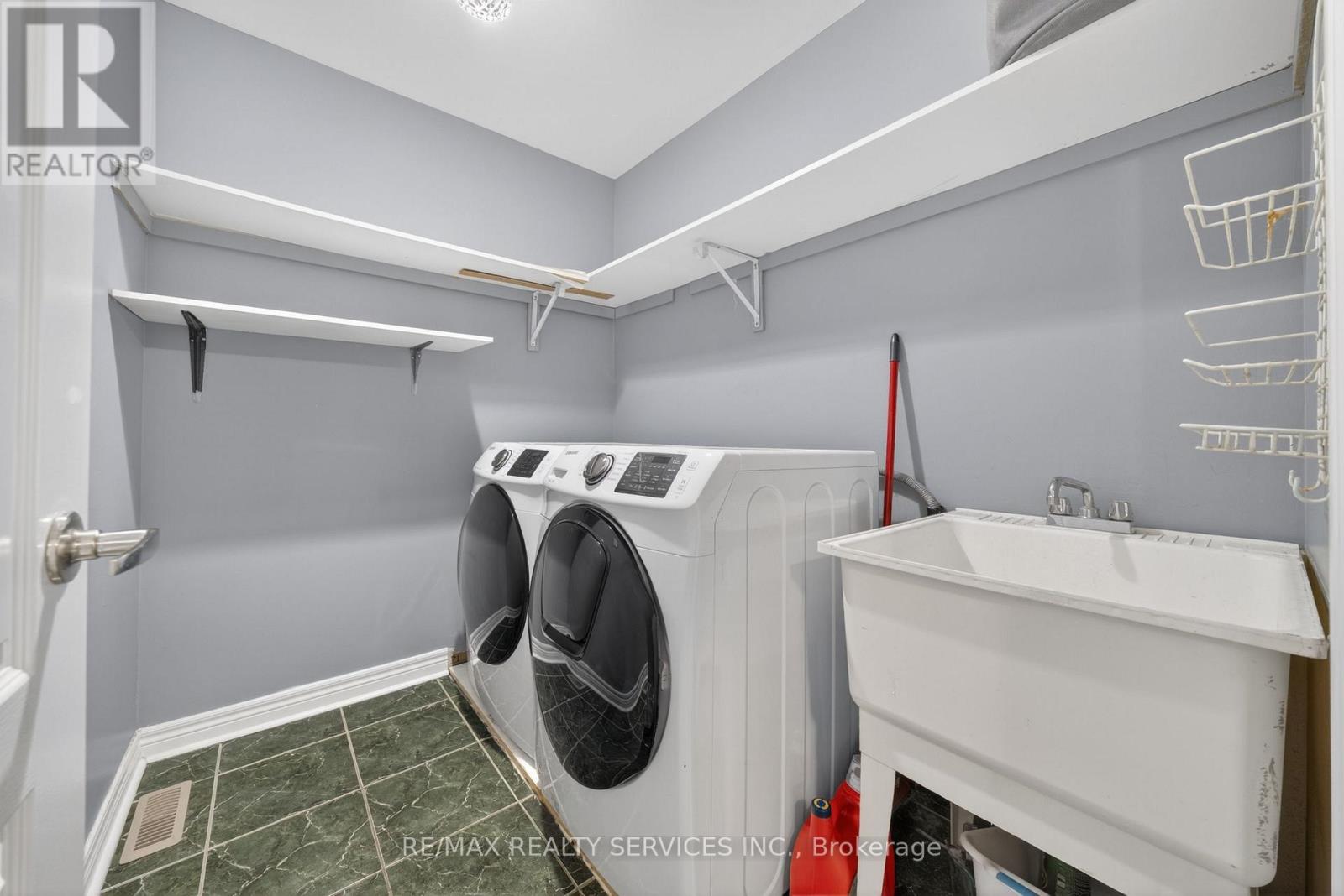 98 SAFFRON CRESCENT - 32