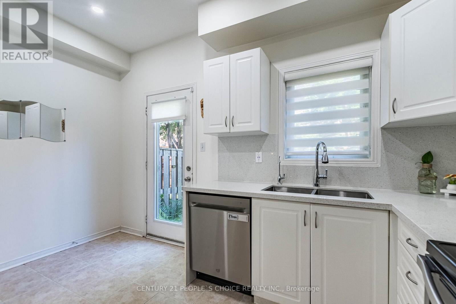 #29 435 HENSALL CIRCLE - 18