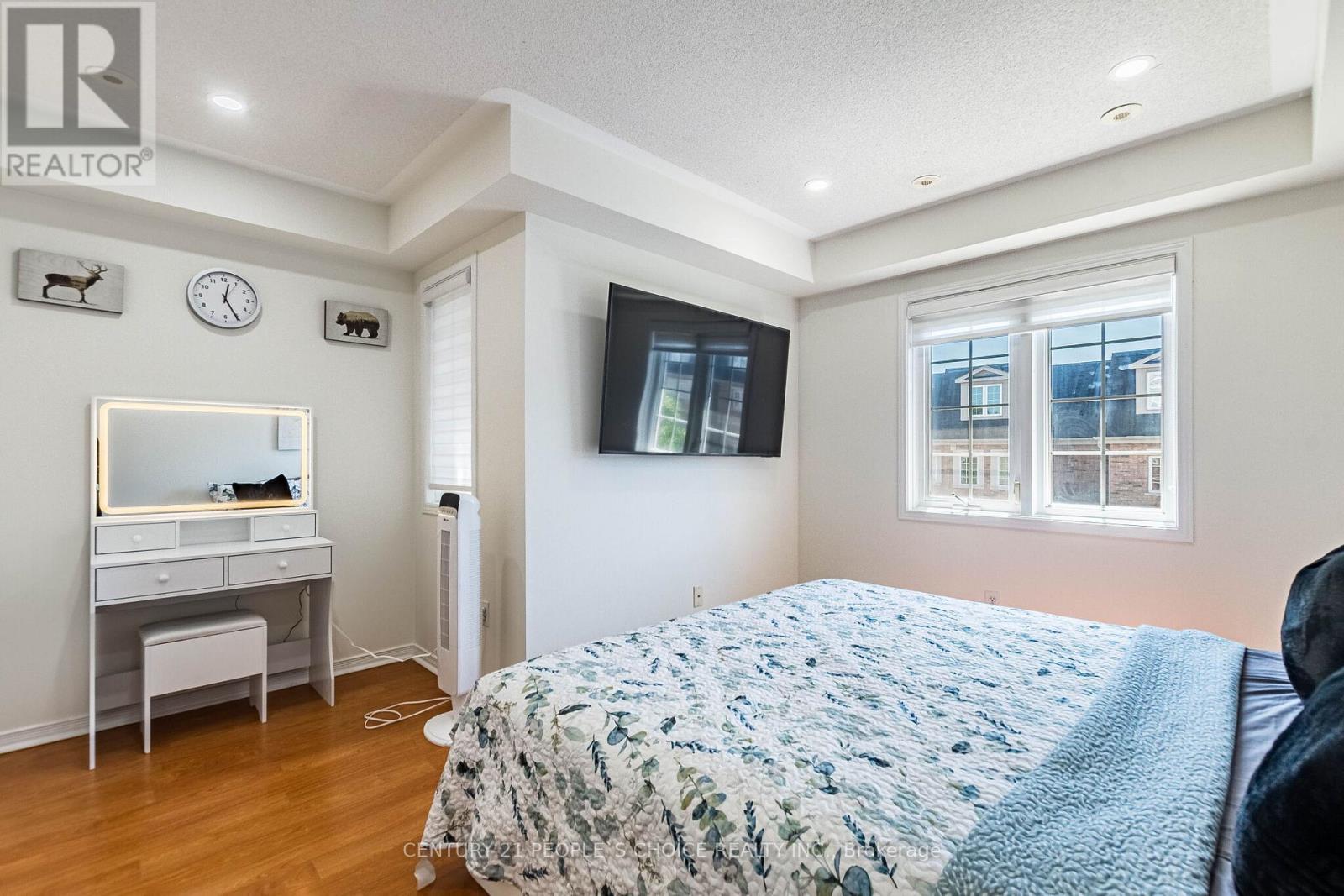 #29 435 HENSALL CIRCLE - 32