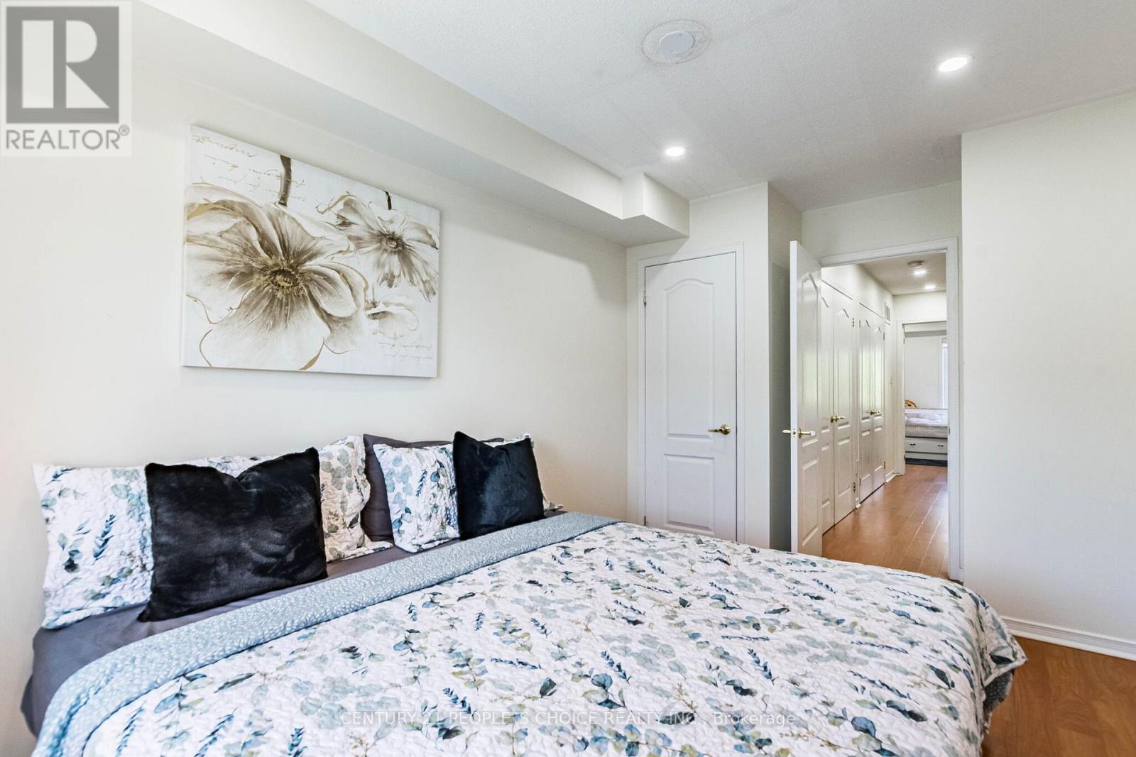 #29 435 HENSALL CIRCLE - 34