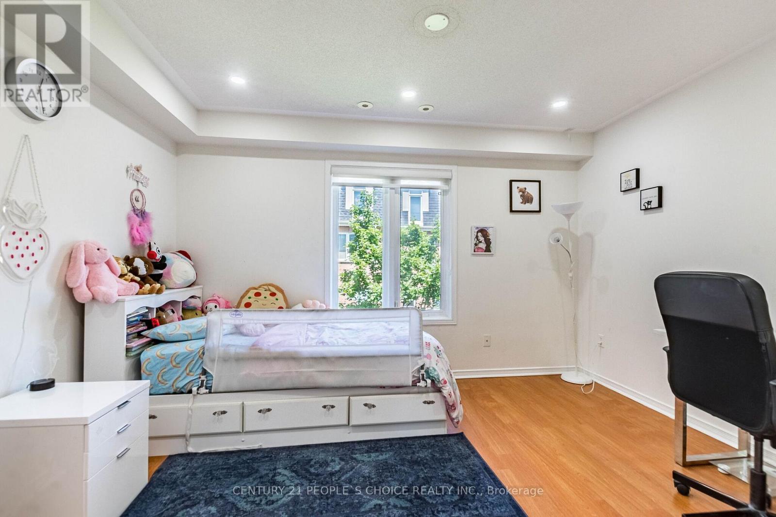#29 435 HENSALL CIRCLE - 35