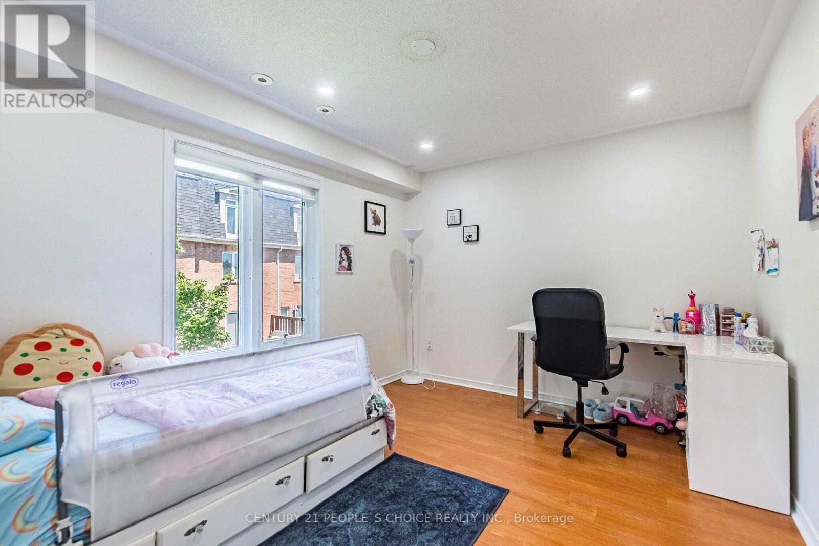 #29 435 HENSALL CIRCLE - 36