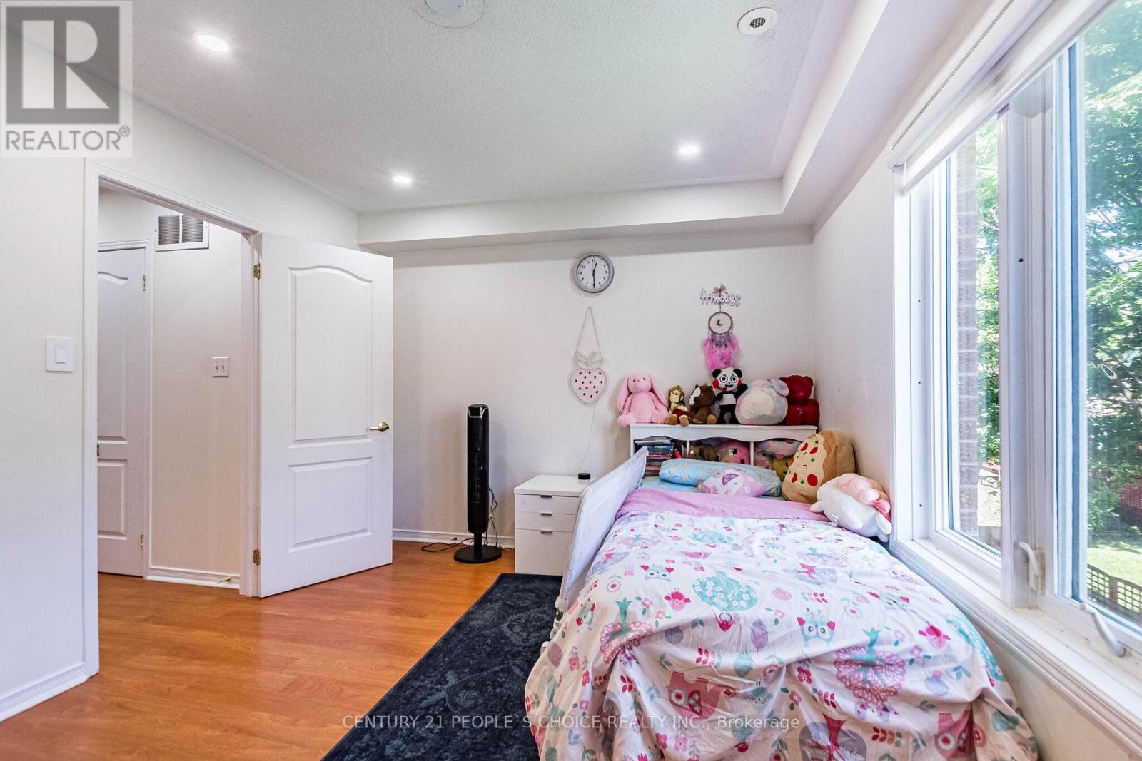 #29 435 HENSALL CIRCLE - 37