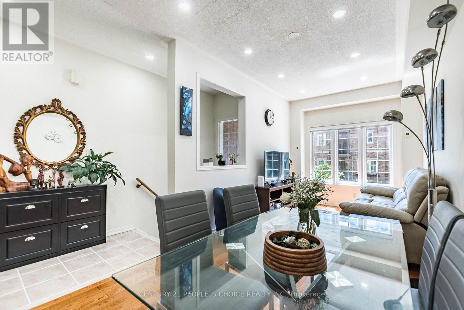#29 435 HENSALL CIRCLE - 4