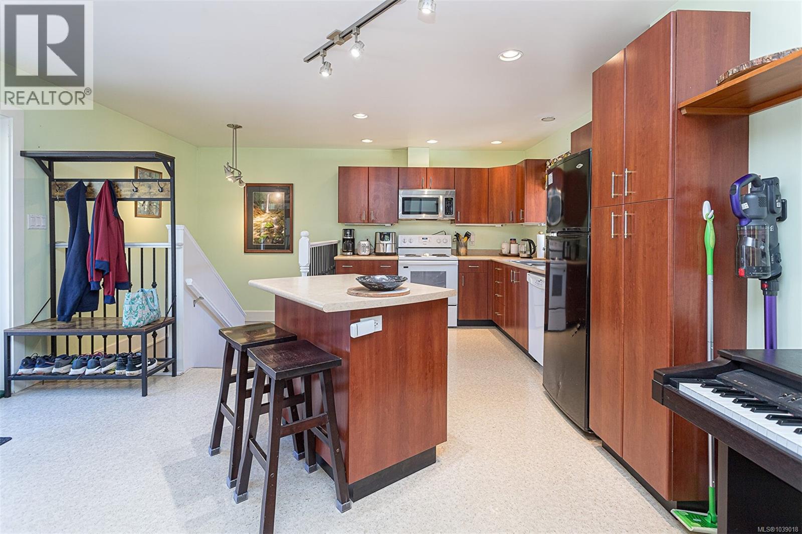  2331 Victor Street, Victoria