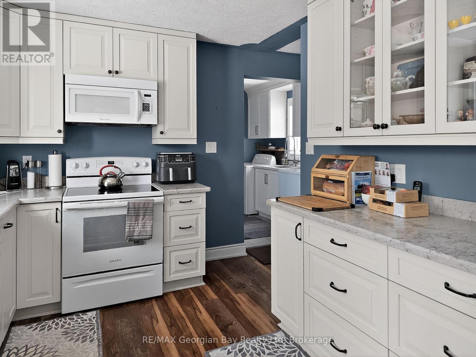 5 EASTON AVENUE - 8