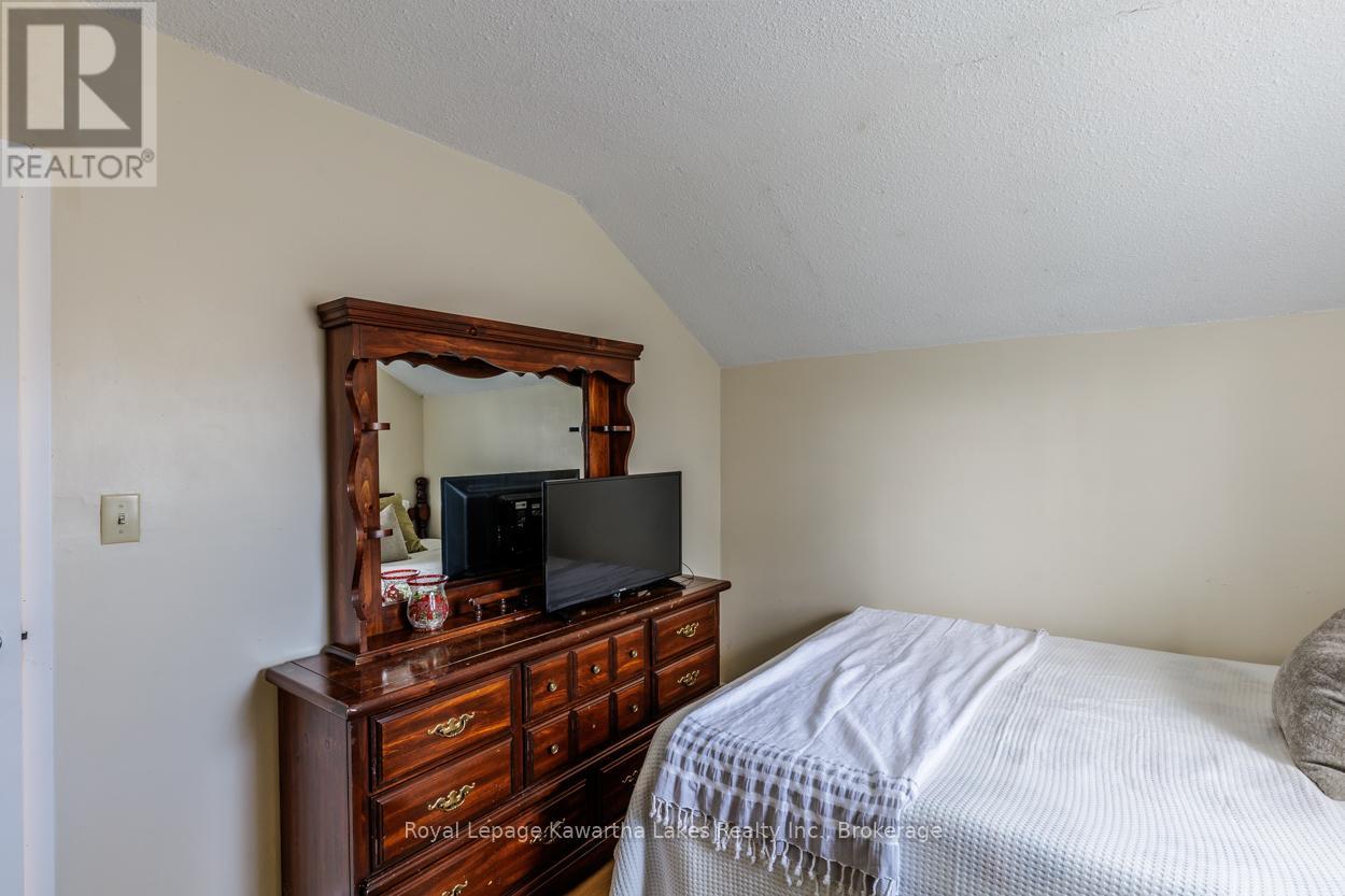99 LINDSAY STREET - 35