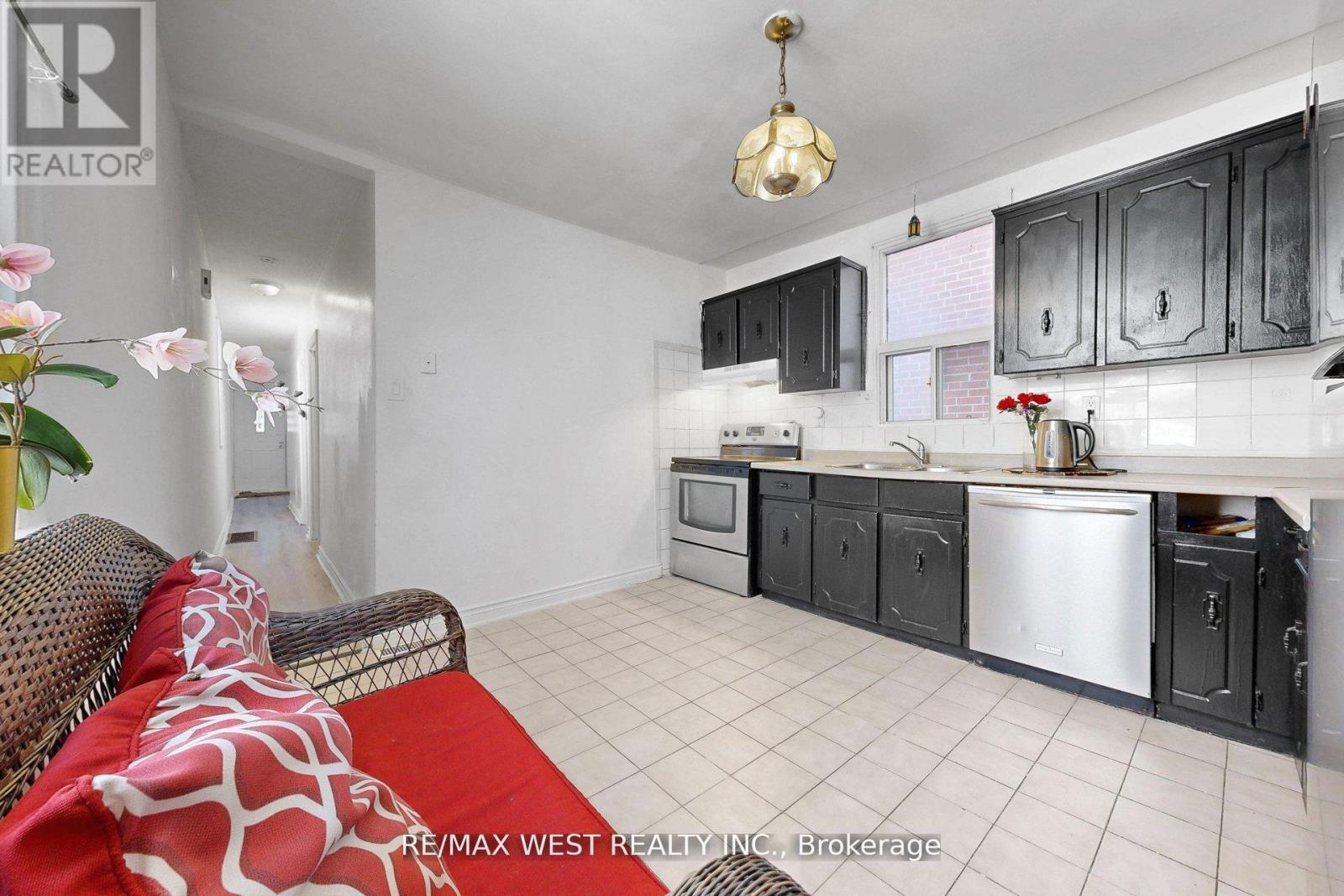 538 MCROBERTS AVENUE - 12