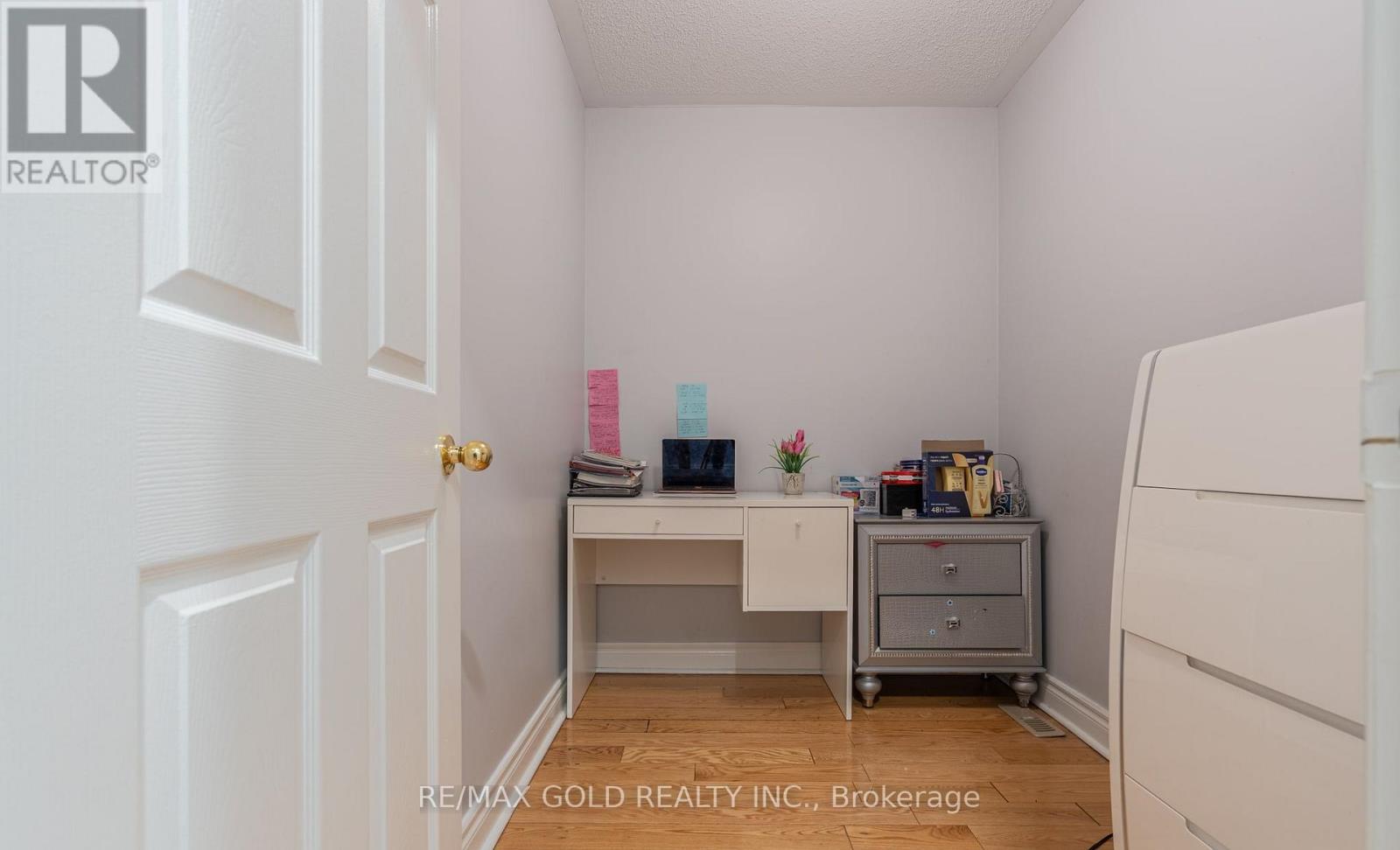 8 BAYRIDGE DRIVE - 28