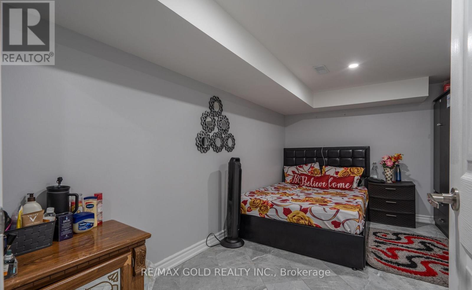 8 BAYRIDGE DRIVE - 34