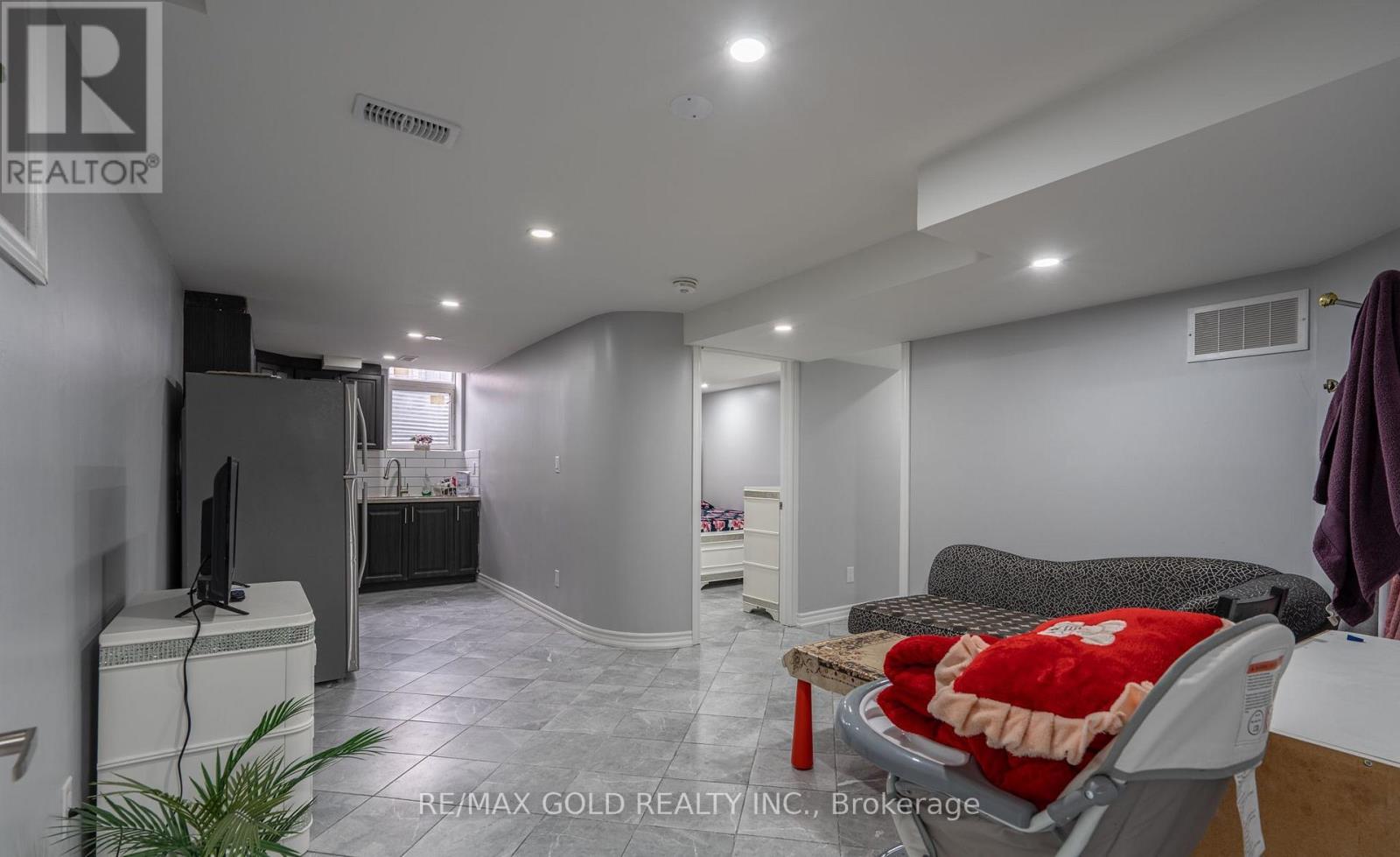 8 BAYRIDGE DRIVE - 35