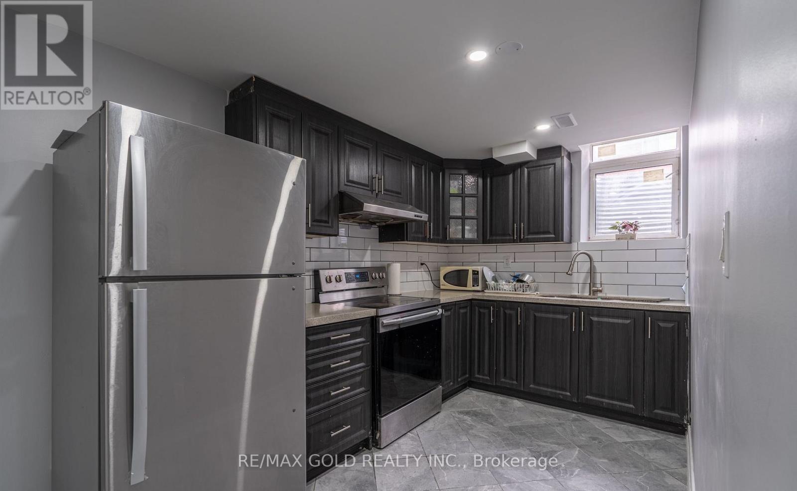 8 BAYRIDGE DRIVE - 37