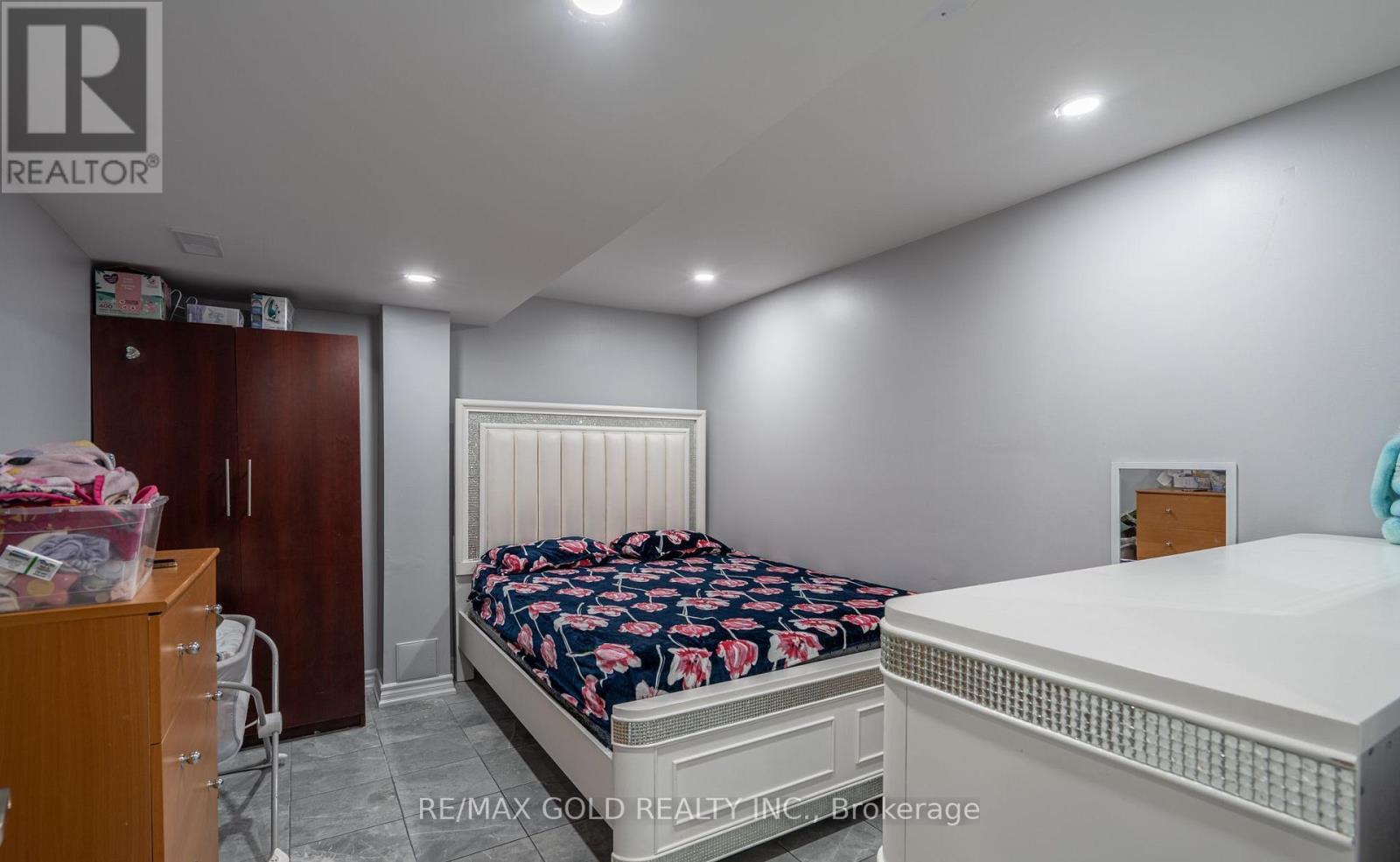 8 BAYRIDGE DRIVE - 38