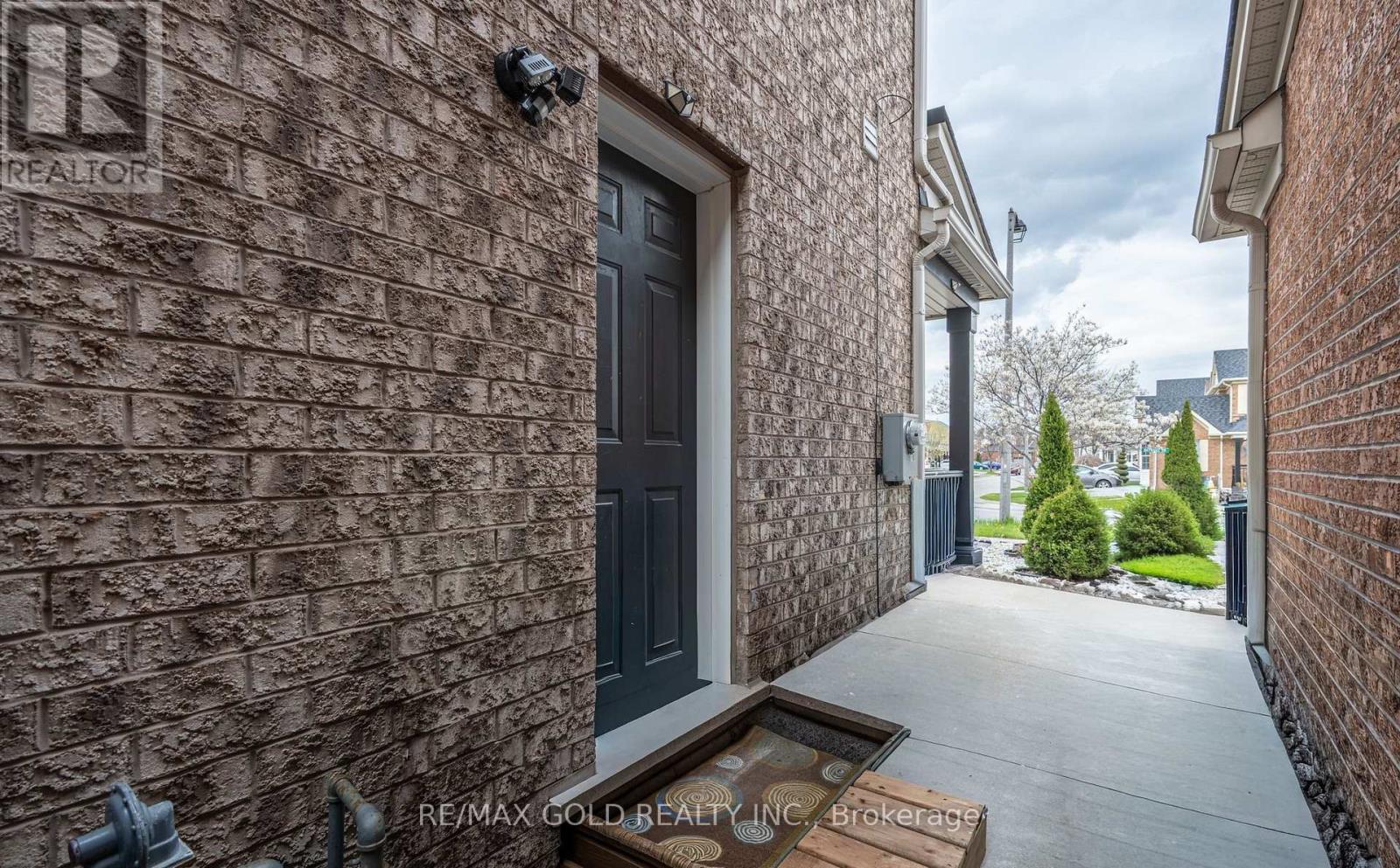 8 BAYRIDGE DRIVE - 41
