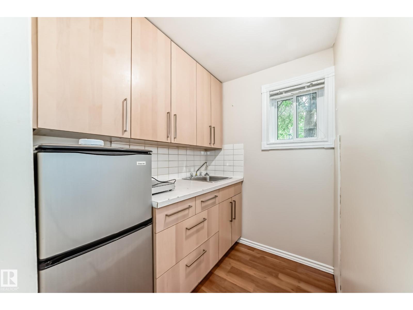 7723 81 AV NW - 34