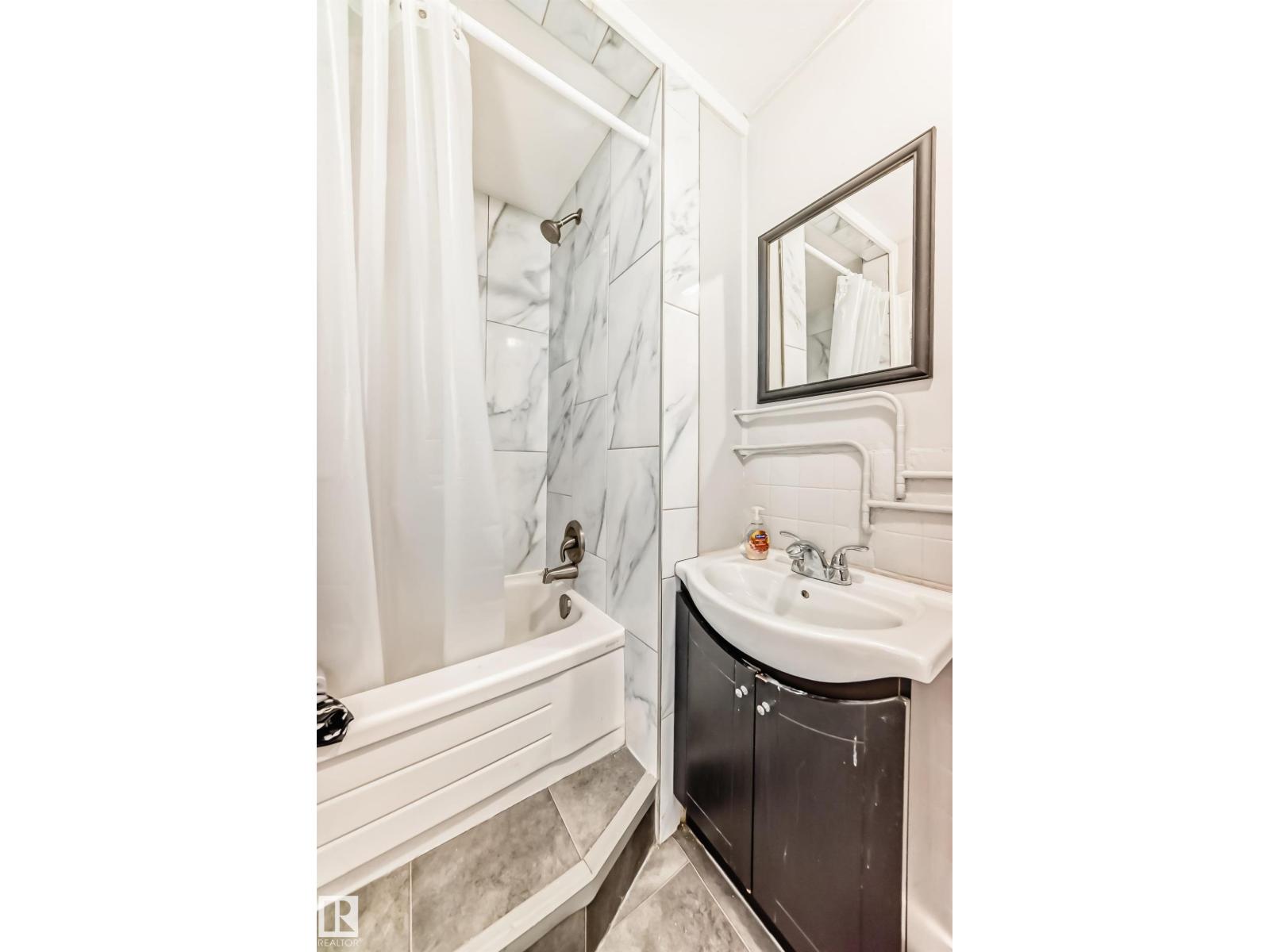 7723 81 AV NW - 39