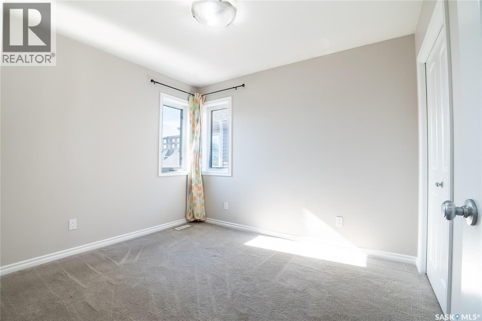334 Dickson CRESCENT - 12