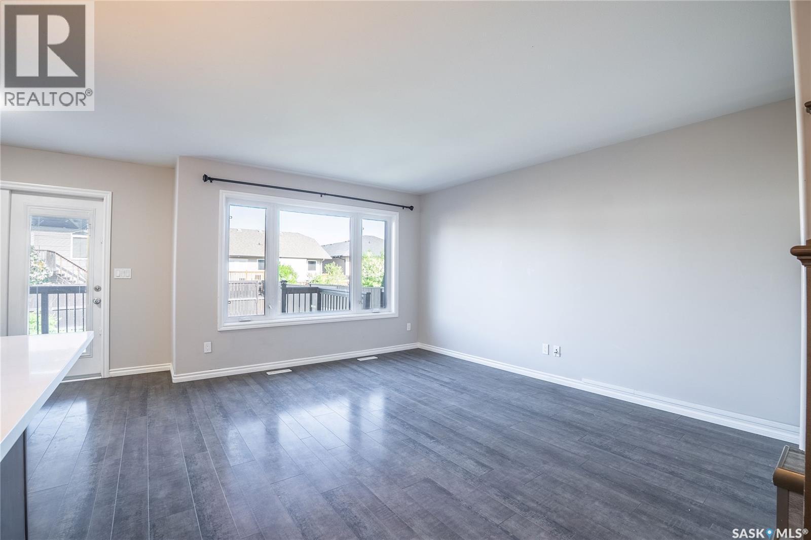 334 Dickson CRESCENT - 2
