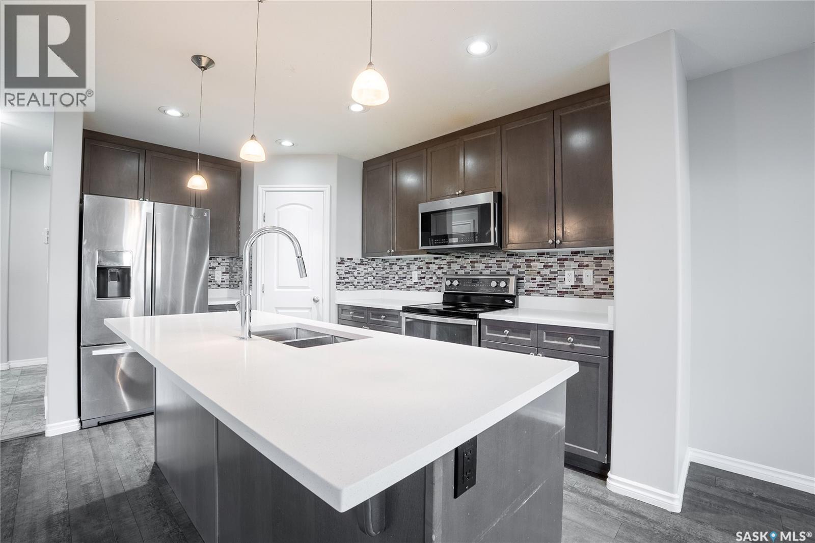334 Dickson CRESCENT - 6