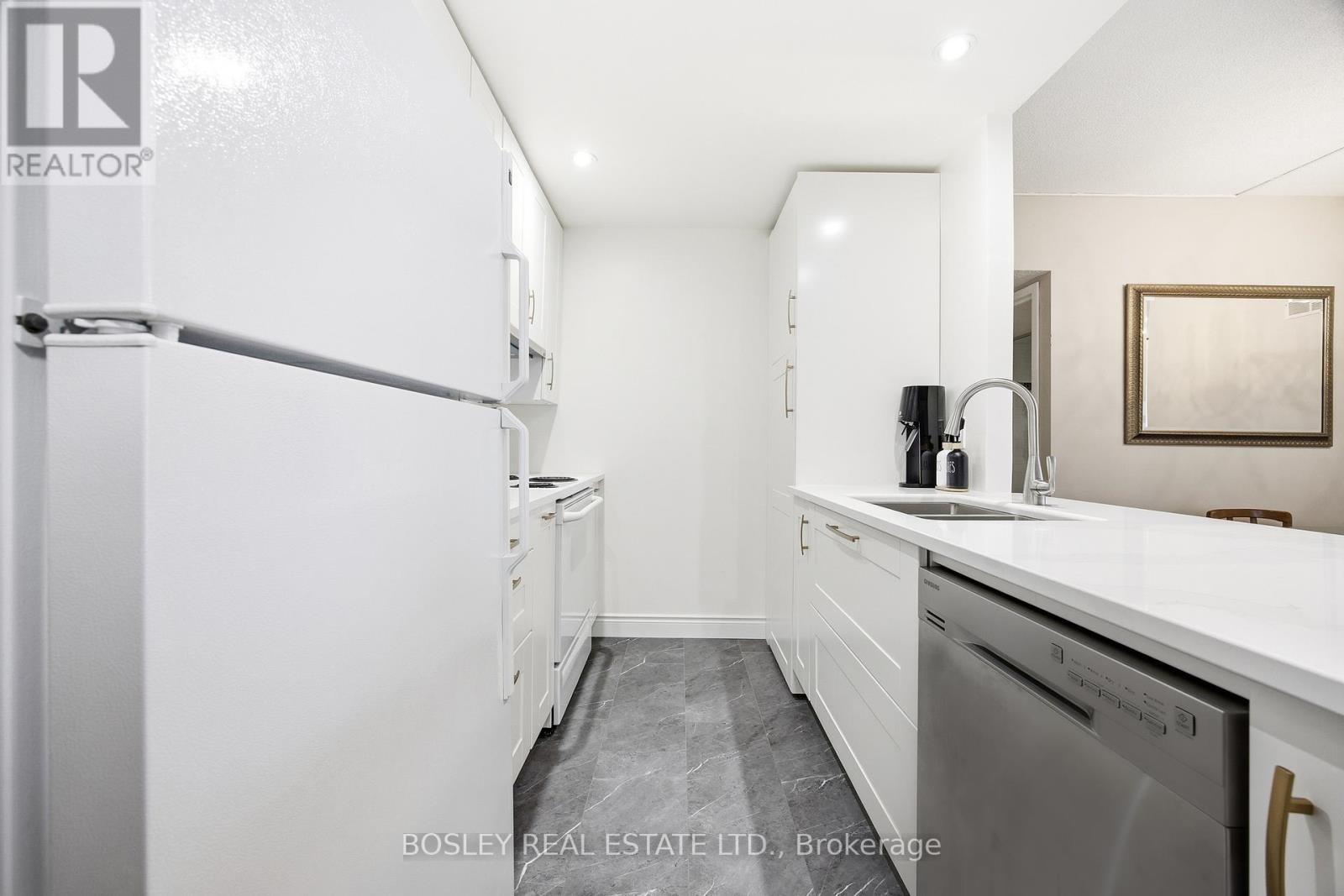 #611 5 CONCORDE PLACE - 21