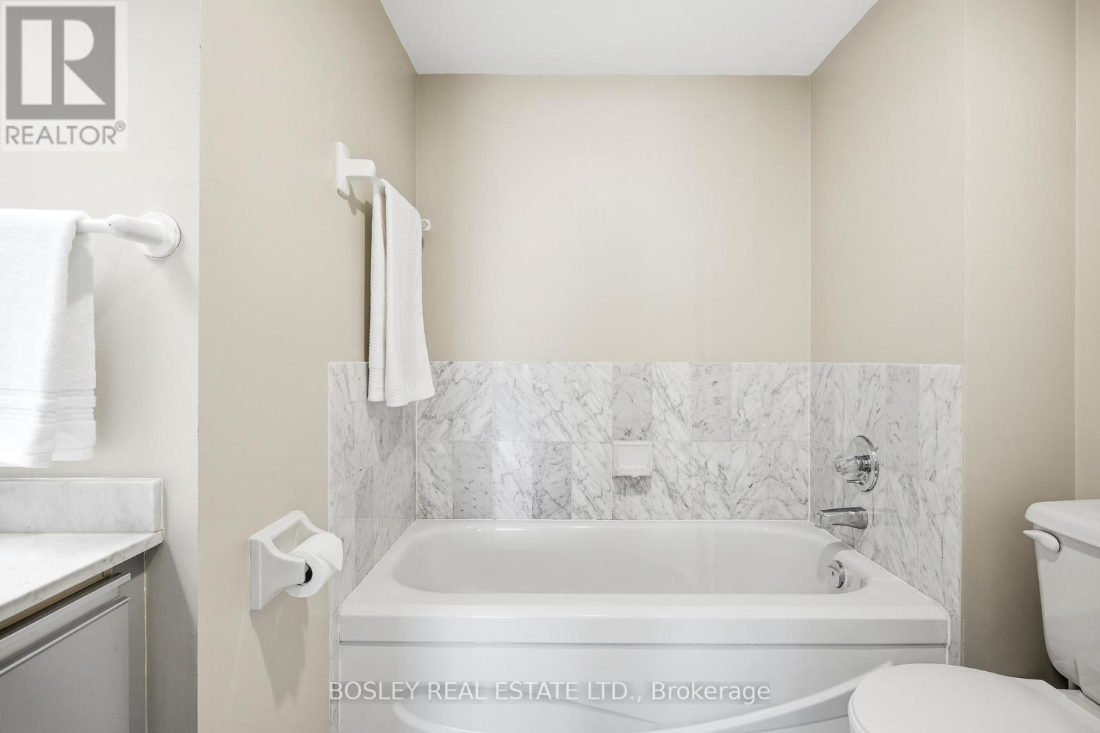 #611 5 CONCORDE PLACE - 35
