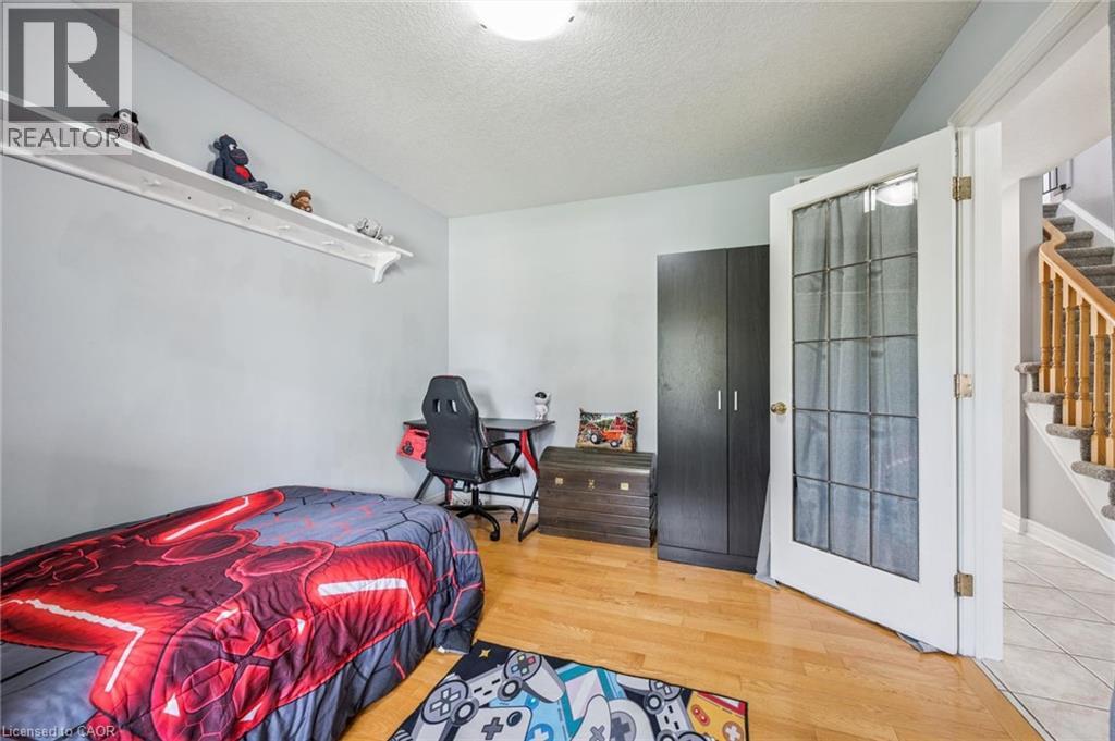 15 ZINKANN Crescent - 19