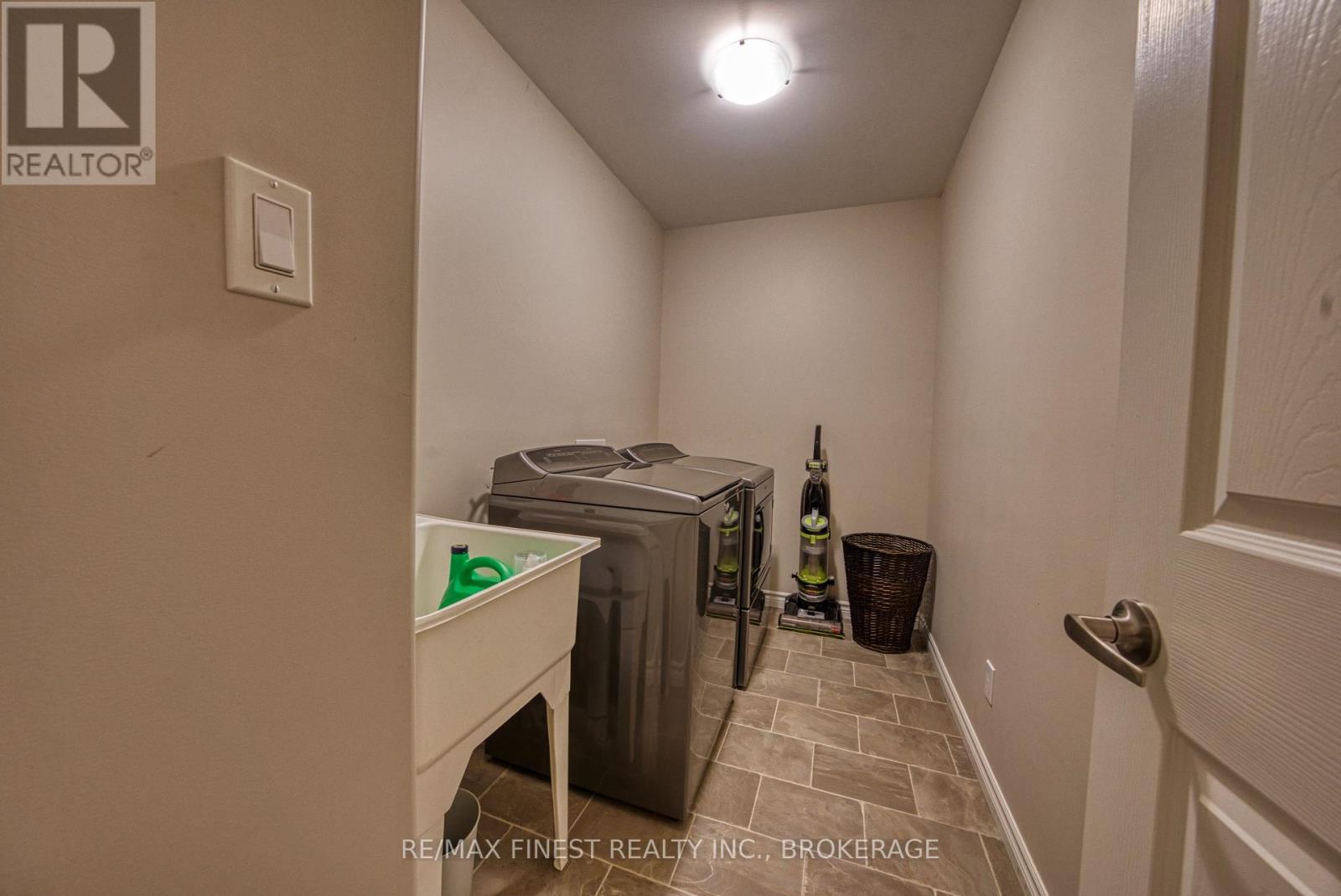 1010 ROSANNA AVENUE - 23